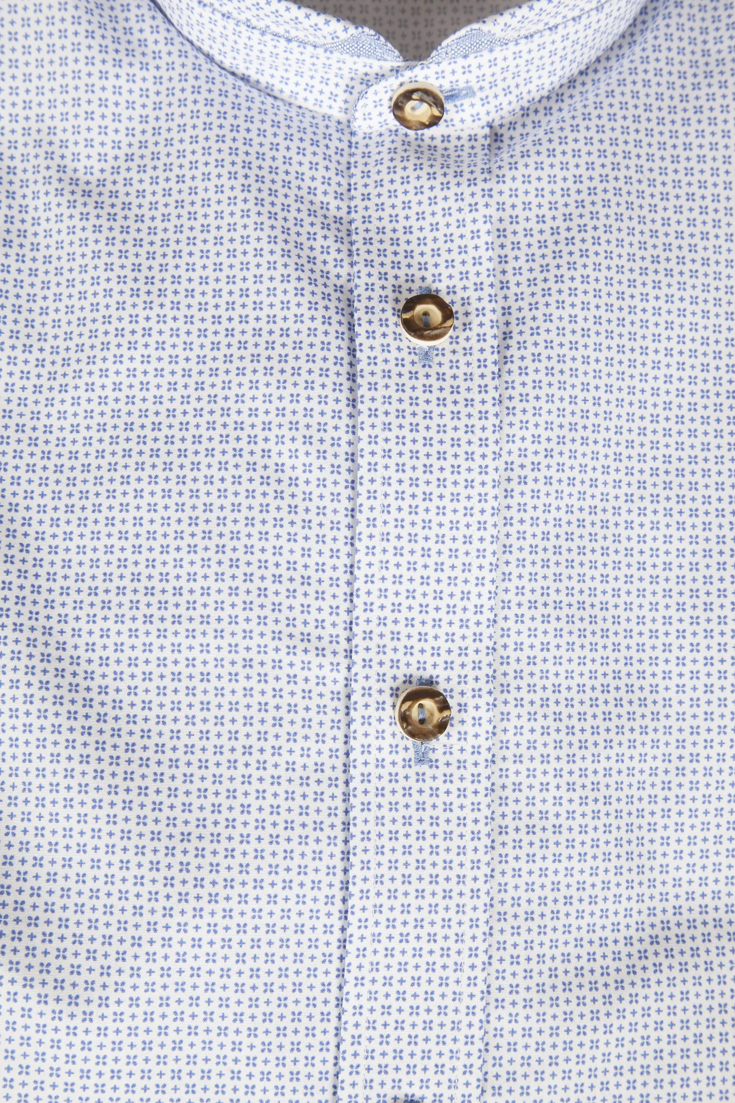 Trachtenhemd in weiß mit Muster in blau - Detail Knöpfe