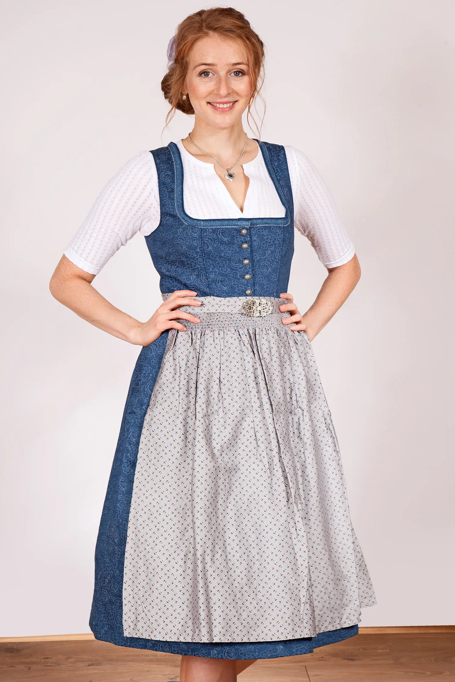 3091-1431-bl8-20-09c-4845-e Midi Dirndl in dunkelblau mit grauer Schürze Model