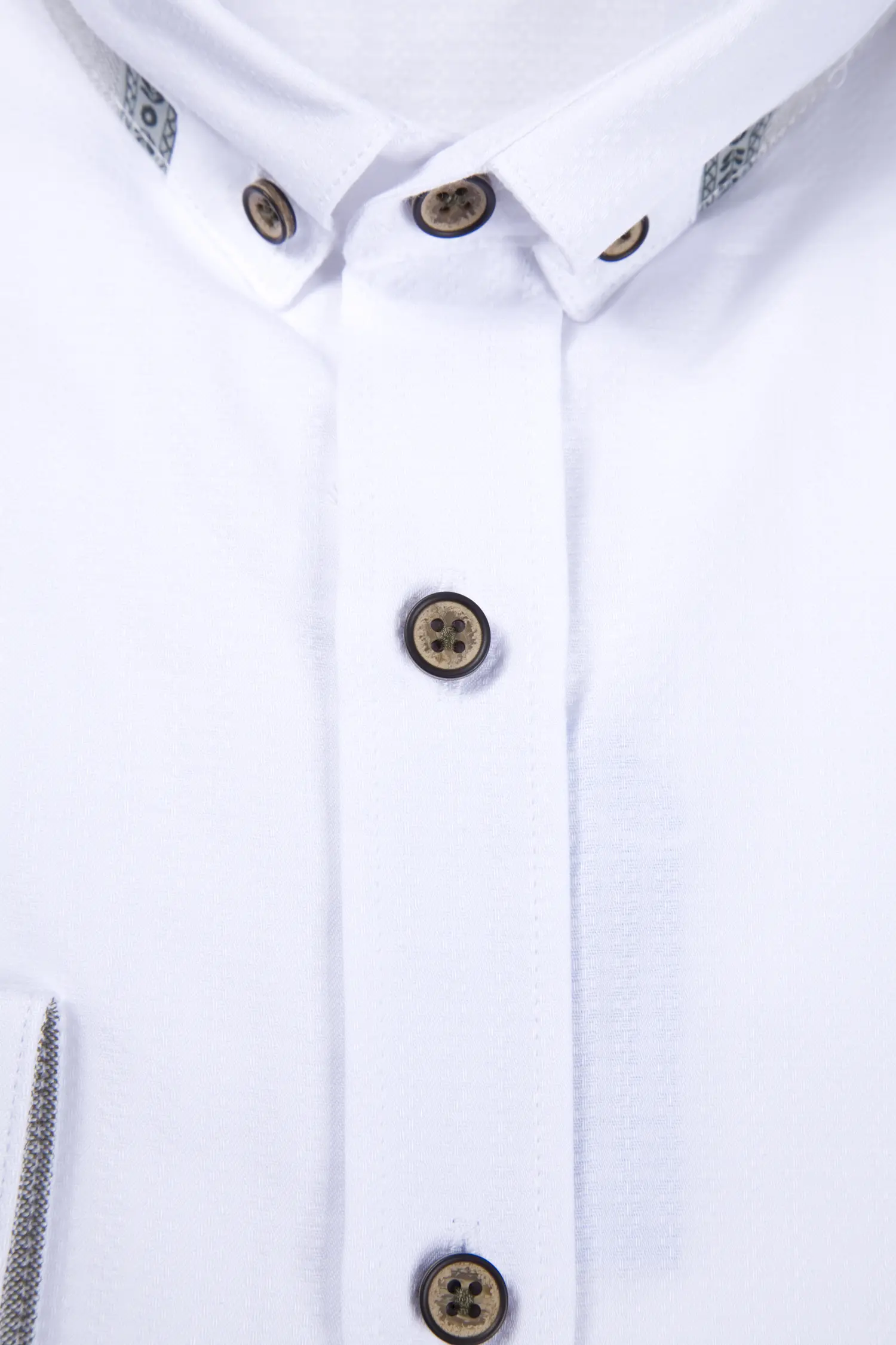 Oxford Trachtenhemd weiß mit grünen Akzenten - Detail Knöpfe