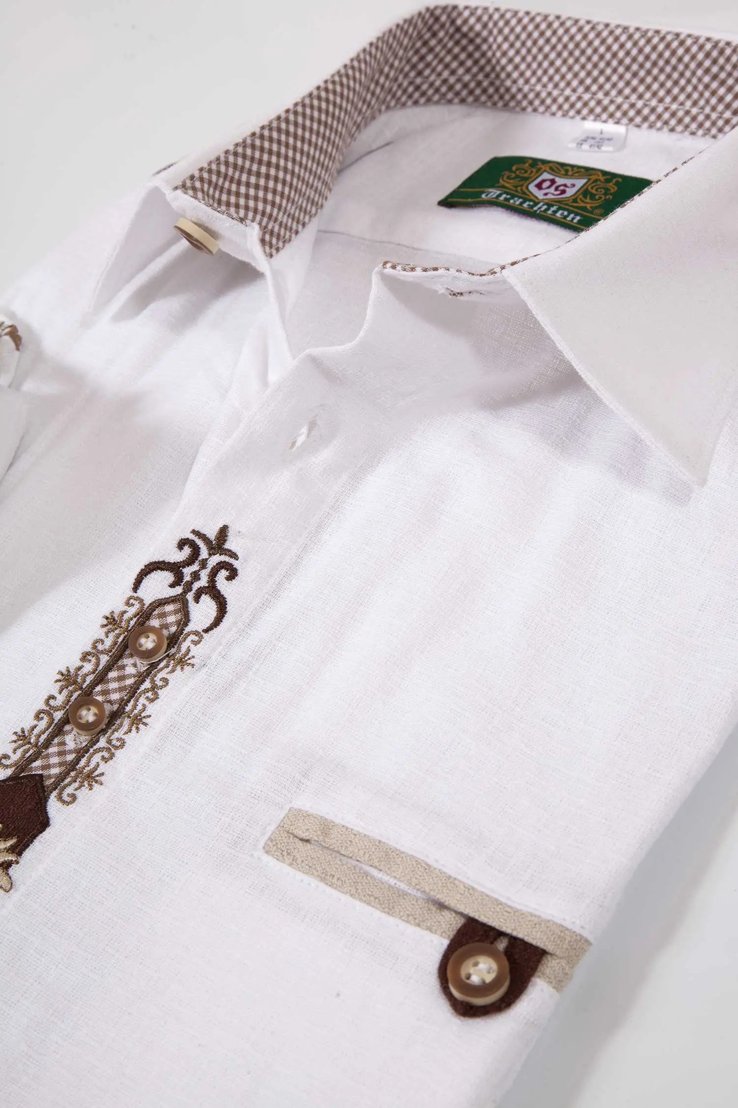 landhaus-trachtenhemd-weiss-1531-1082-ws2-18-04f-4329-b Landhaus Trachtenhemd weiß mit Krempelarm Detail