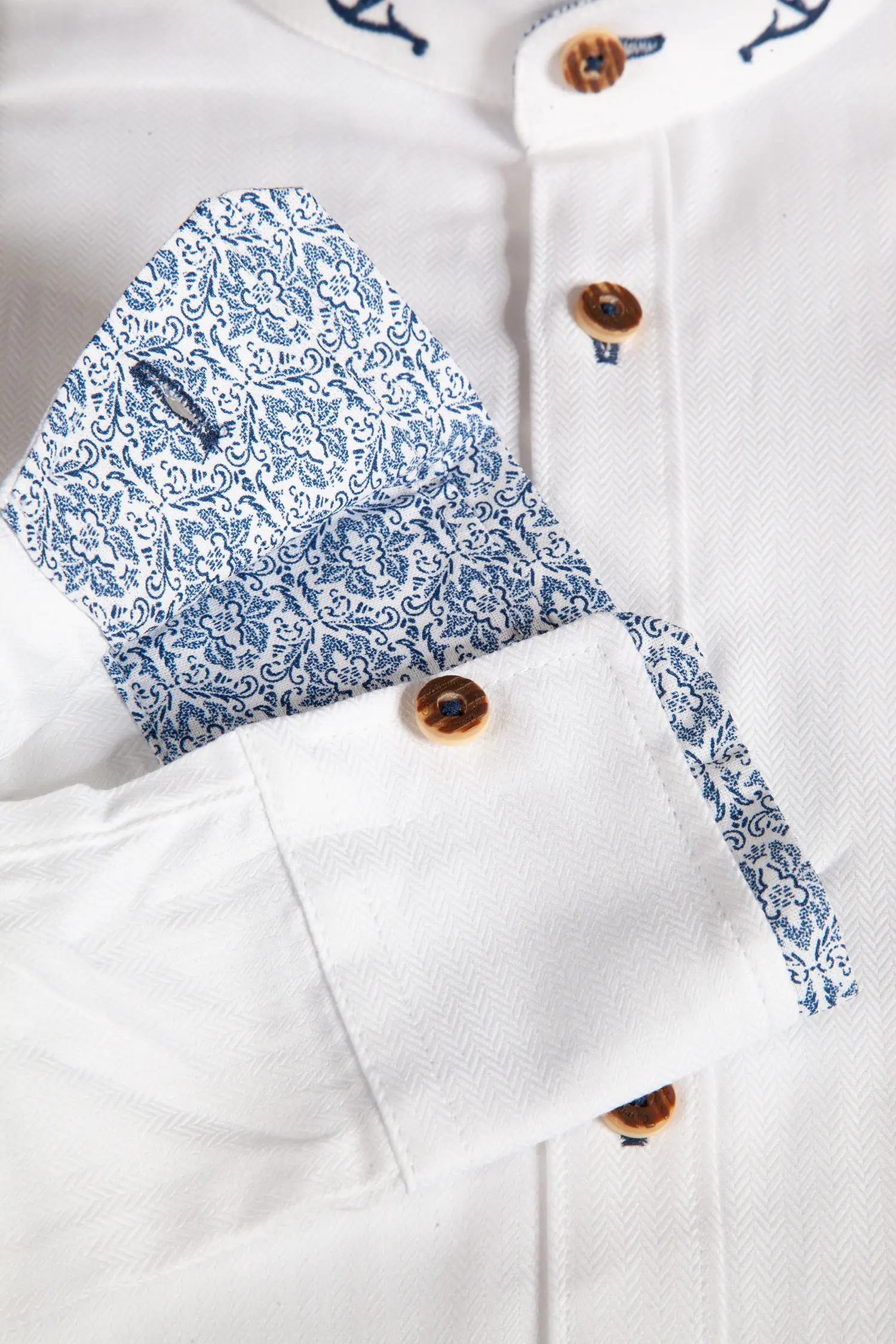 Trachtenhemd in weiß mit blauen Details - Detail Ärmel