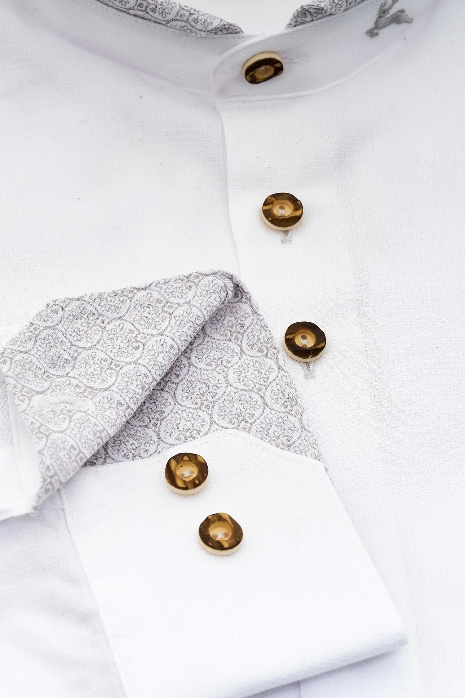Weißes Johann Hemd mit grauen Applikationen