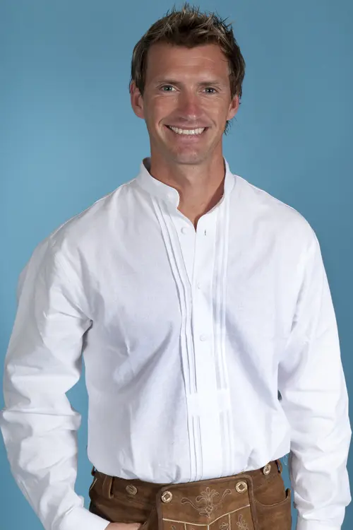 Trachtenhemd aus Baumwolle in weiß mit Stehkragen Model