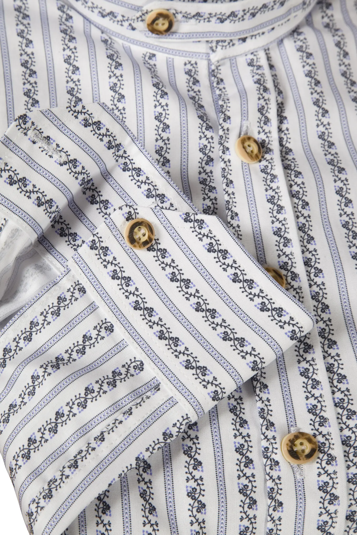 Trachtenhemd weiß/blau im zeitlosen Design - Detail Ärmel