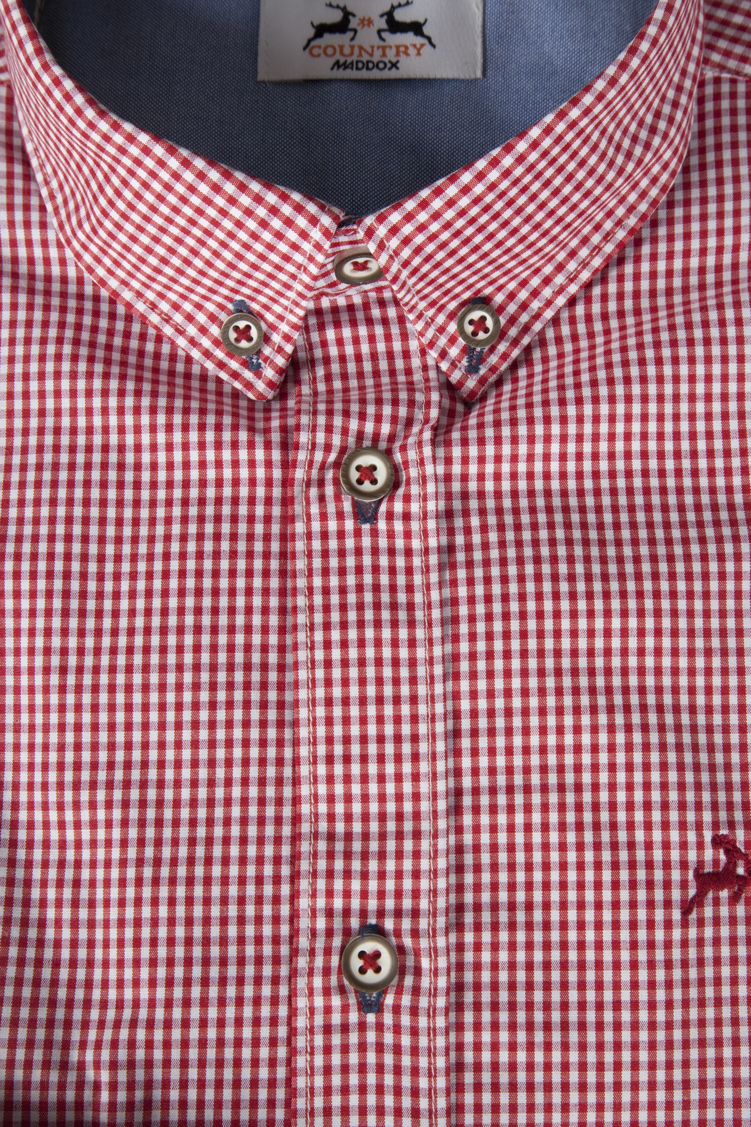 Trachtenhemd in rot/weiß kariert - Detail Knöpfe