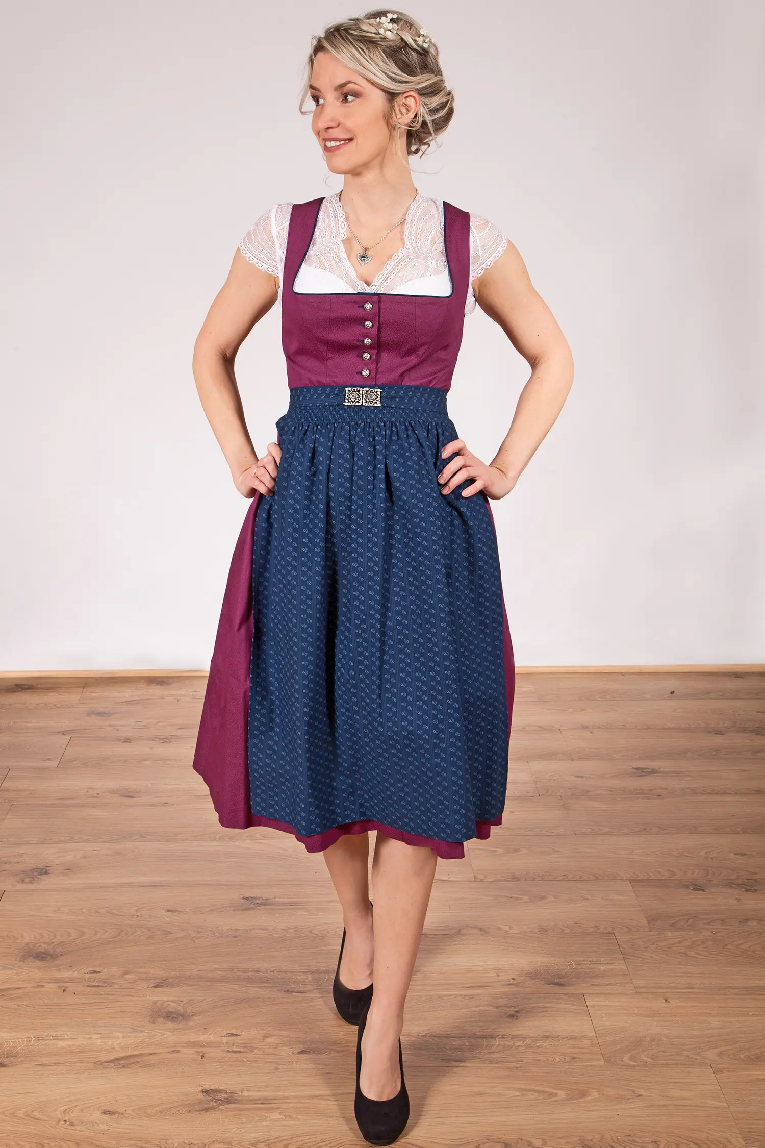 Baumwolldirndl in beere und dunkelblau Model