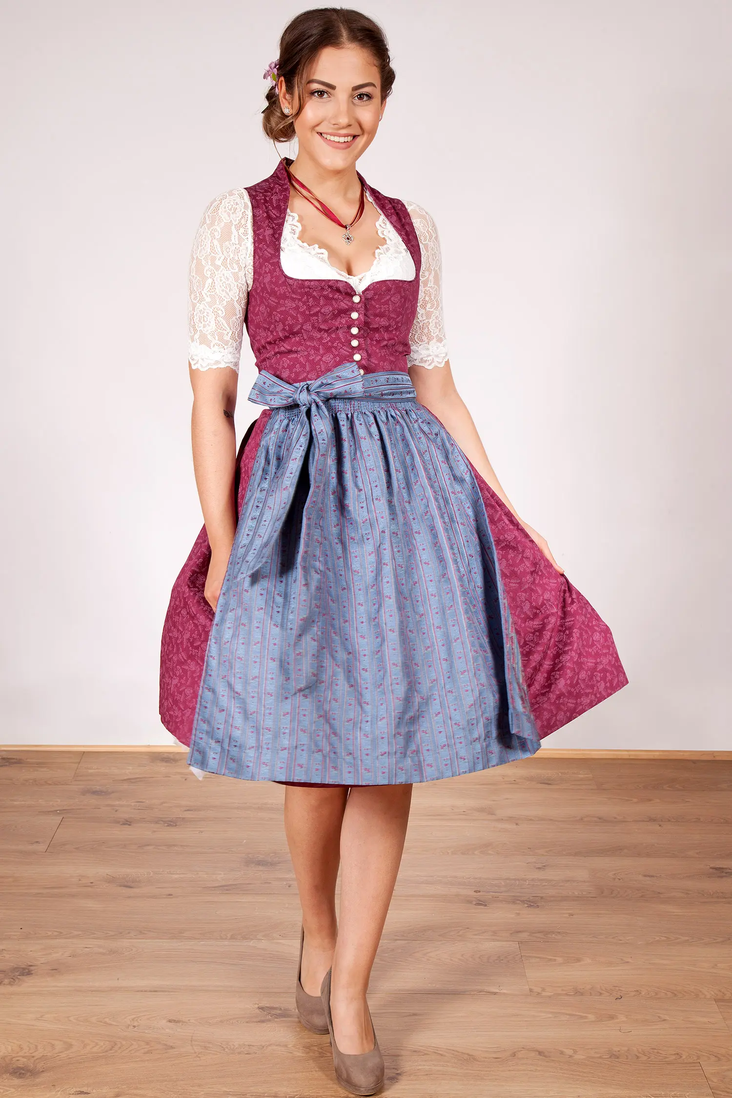 Midi Dirndl Noel in weinrot mit Herzausschnitt Model