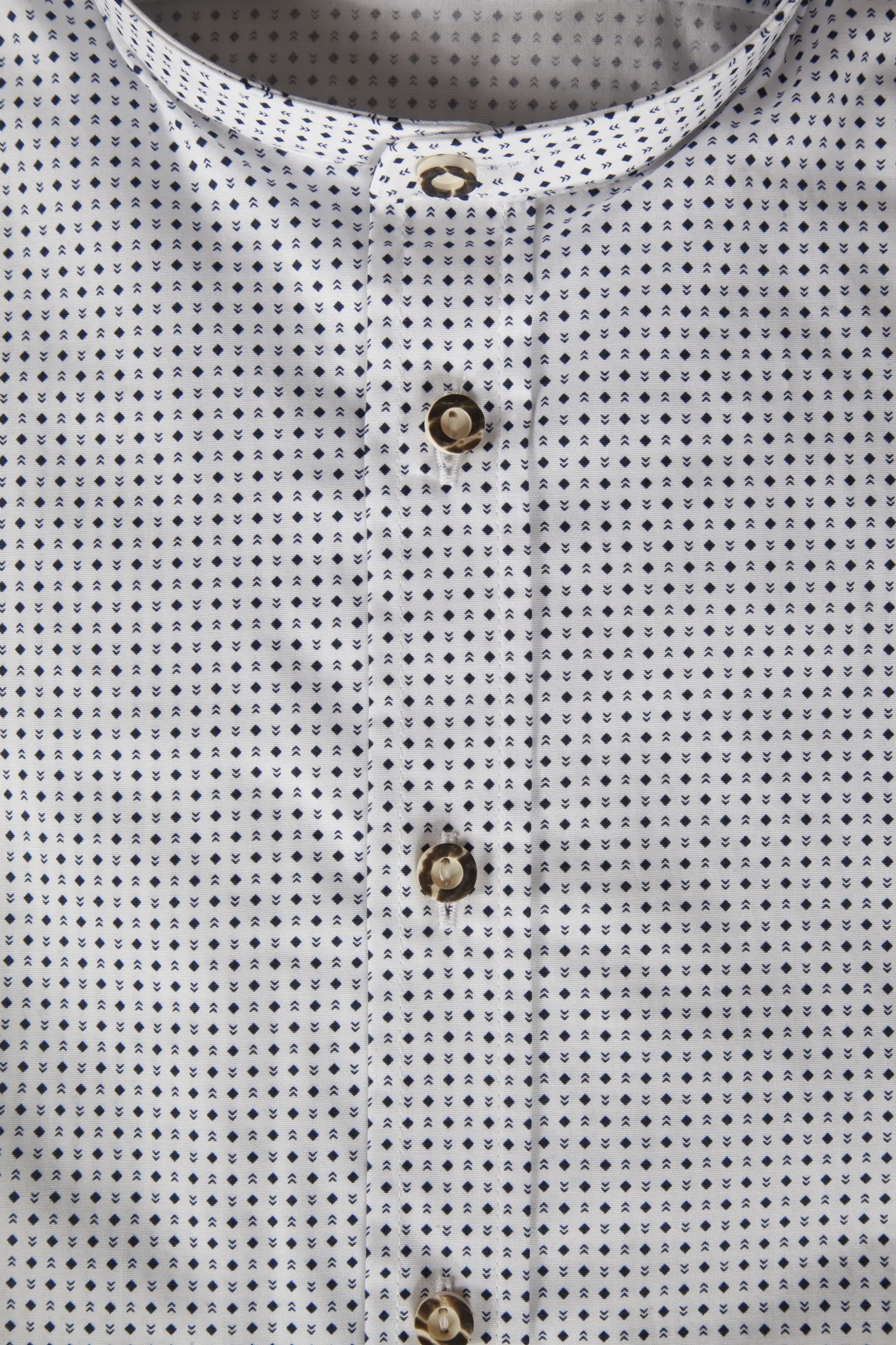 Trachtenhemd in weiß mit blauem Muster - Detail Knöpfe
