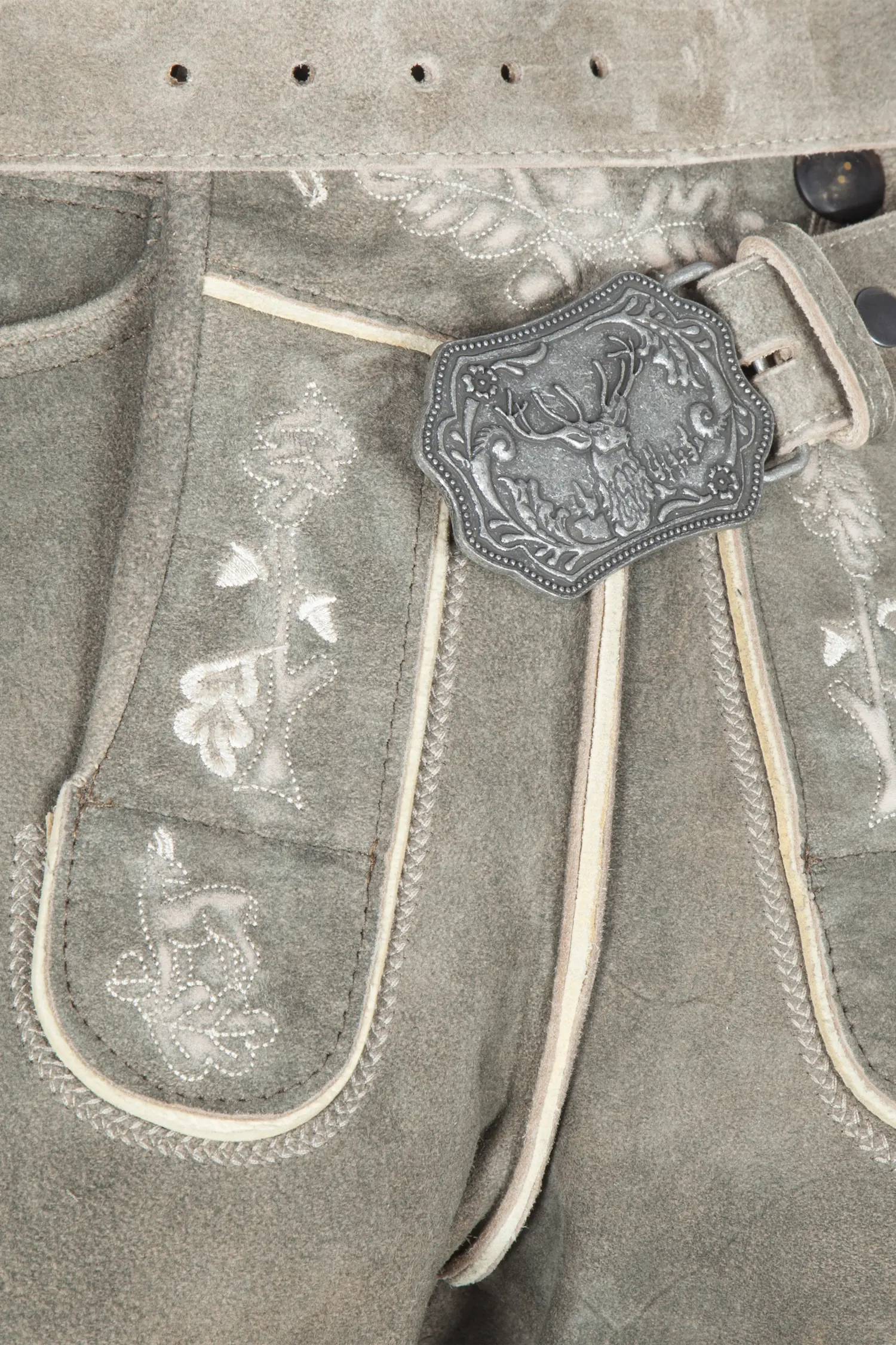 1613-1072-2be-23-07b-1204 Kurze Lederhose Freising in braun mit heller Stickerei - Detail Latz