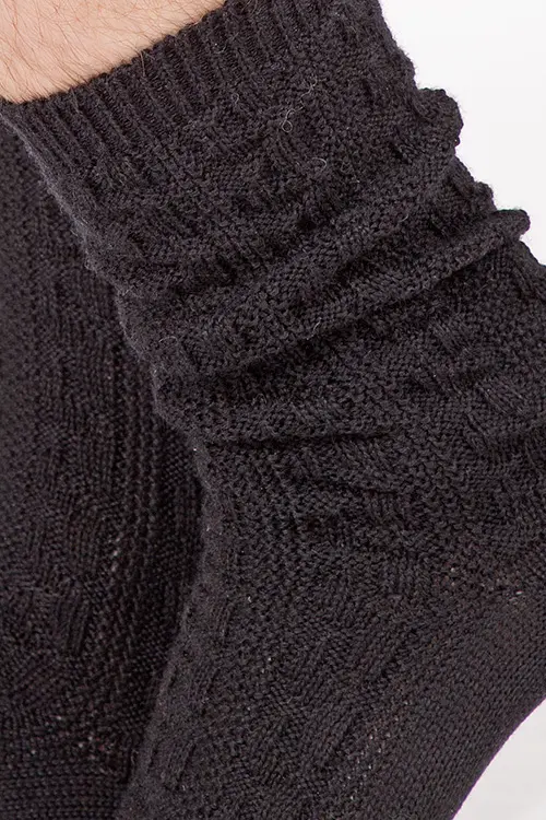 Trachtensocken in schwarz mit Zopfmuster Detail 