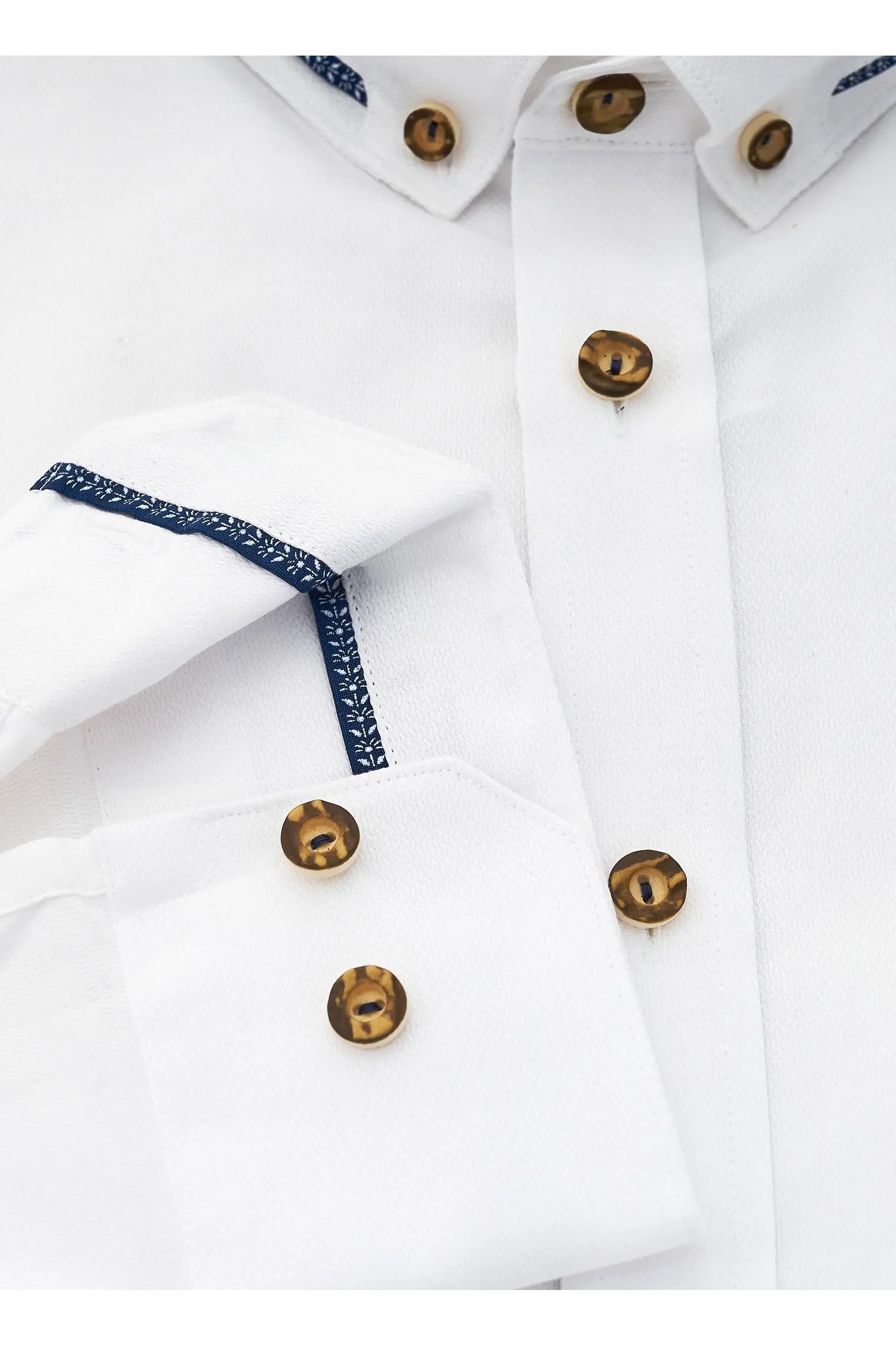 Weißes Johann Hemd mit Blauen Applikationen