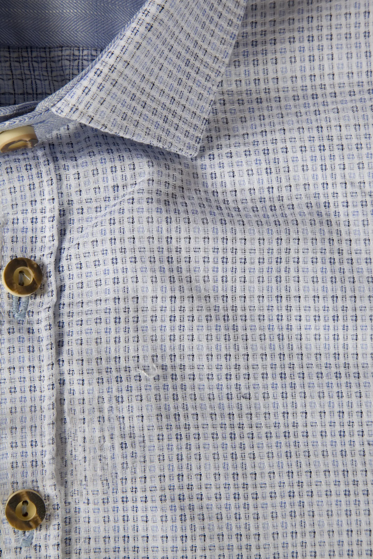 1556-0004-bl2-23-06-e0712 Kurzarm Trachtenhemd in hellblau gemustert - Detail Knöpfe