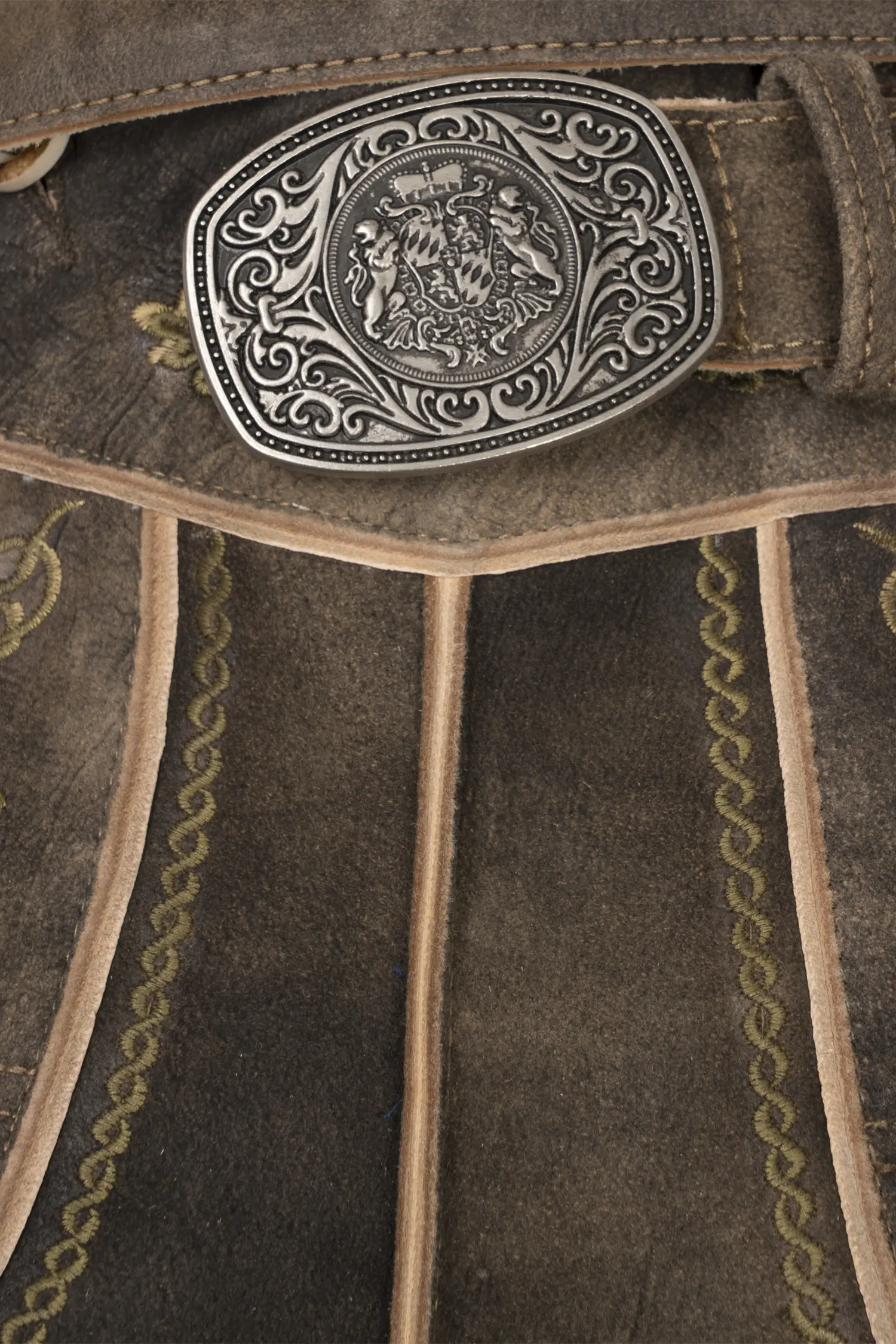 1613-1069-2na-24-07-0405163 Lederhose Leonardo in Sand Farben Detail Latz