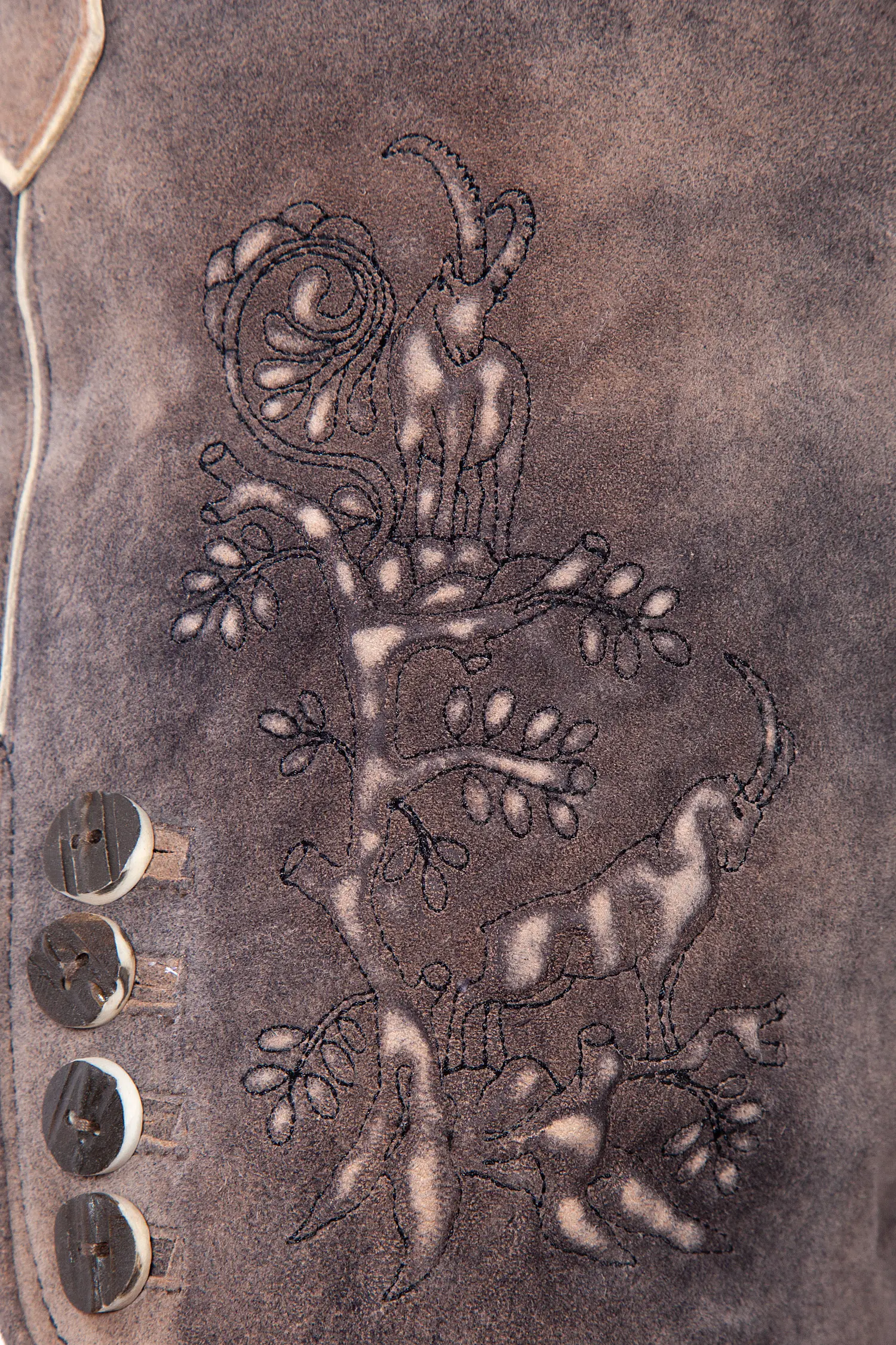 1613-1048-4sw-22-06c-0477 Kurze Lederhose Pinzgau in dunkelbraun mit Gürtel Detail Bein