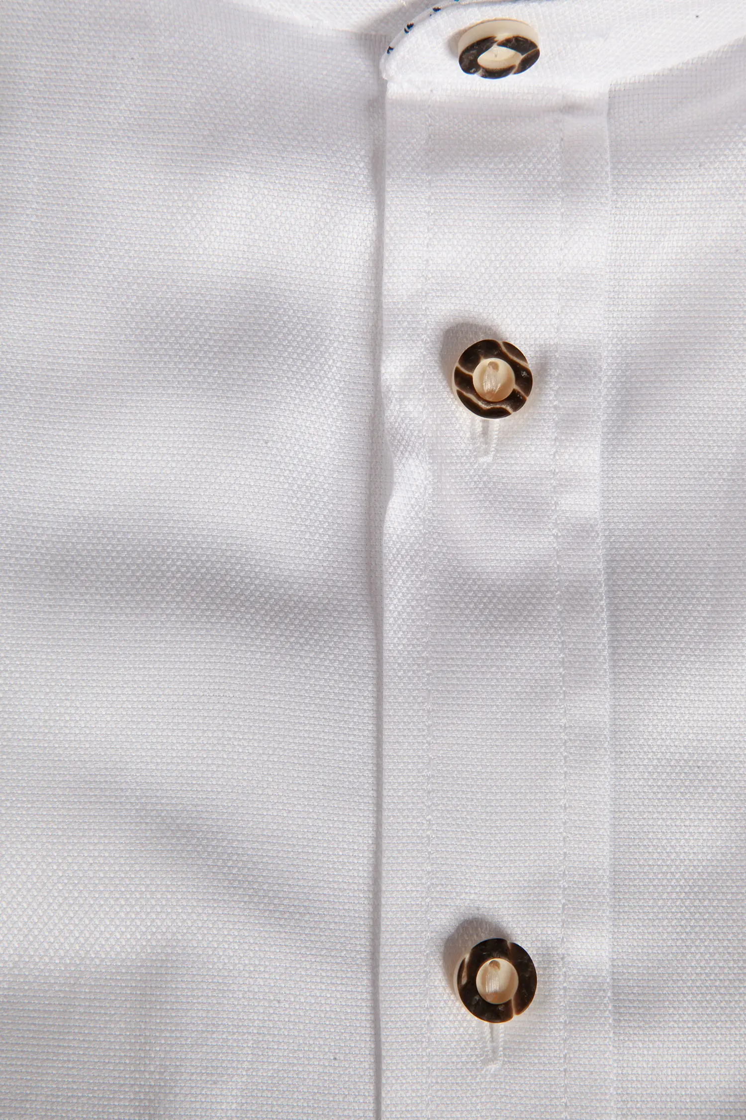 1504-0016-BL523-05-c6892c Trachtenhemd in weiß mit dunkelblauen Details - Detail Knöpfe