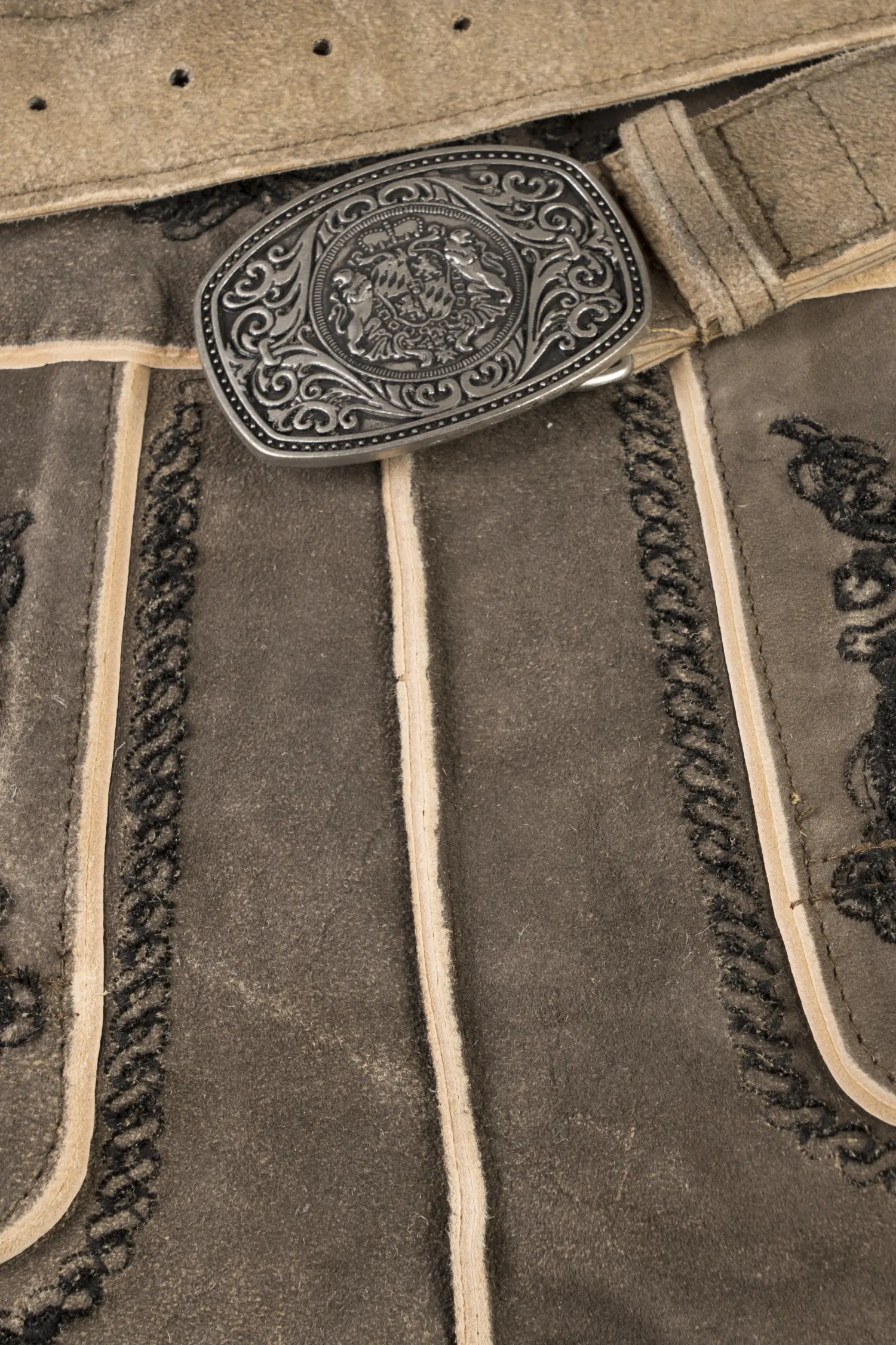 Kurze Lederhose Franz in hellgrau mit Edelweiß - Detail Latz