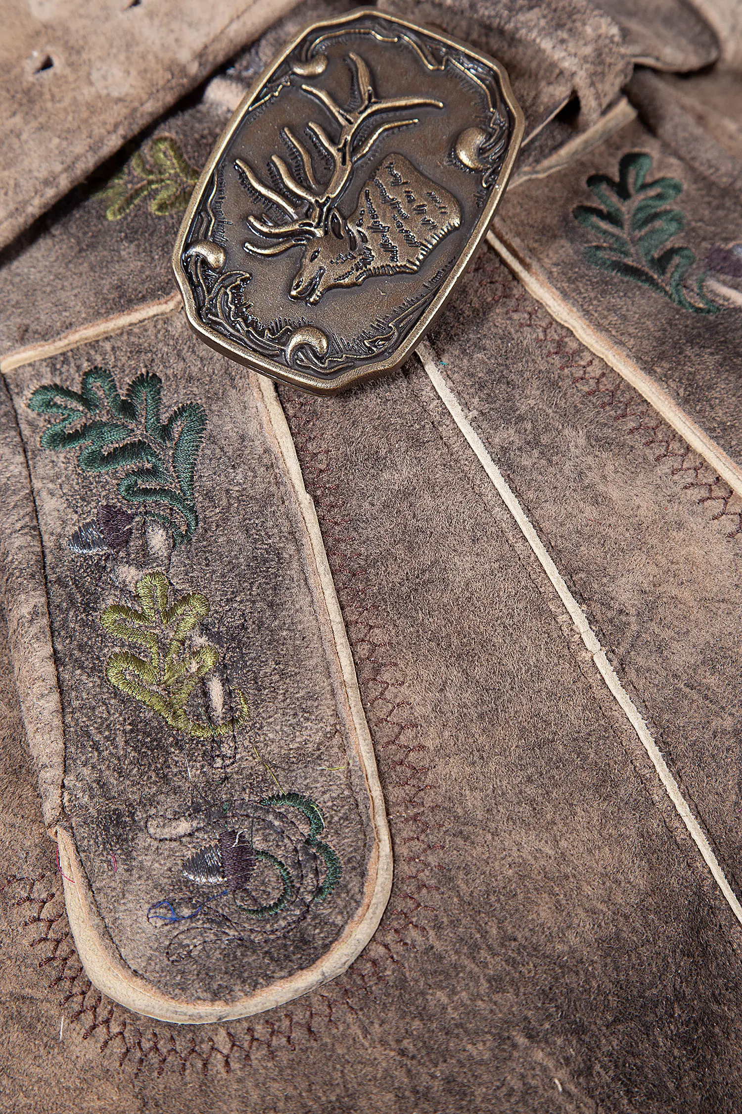 Kurze Lederhose mit Gams und Hirsch - Detail Latz