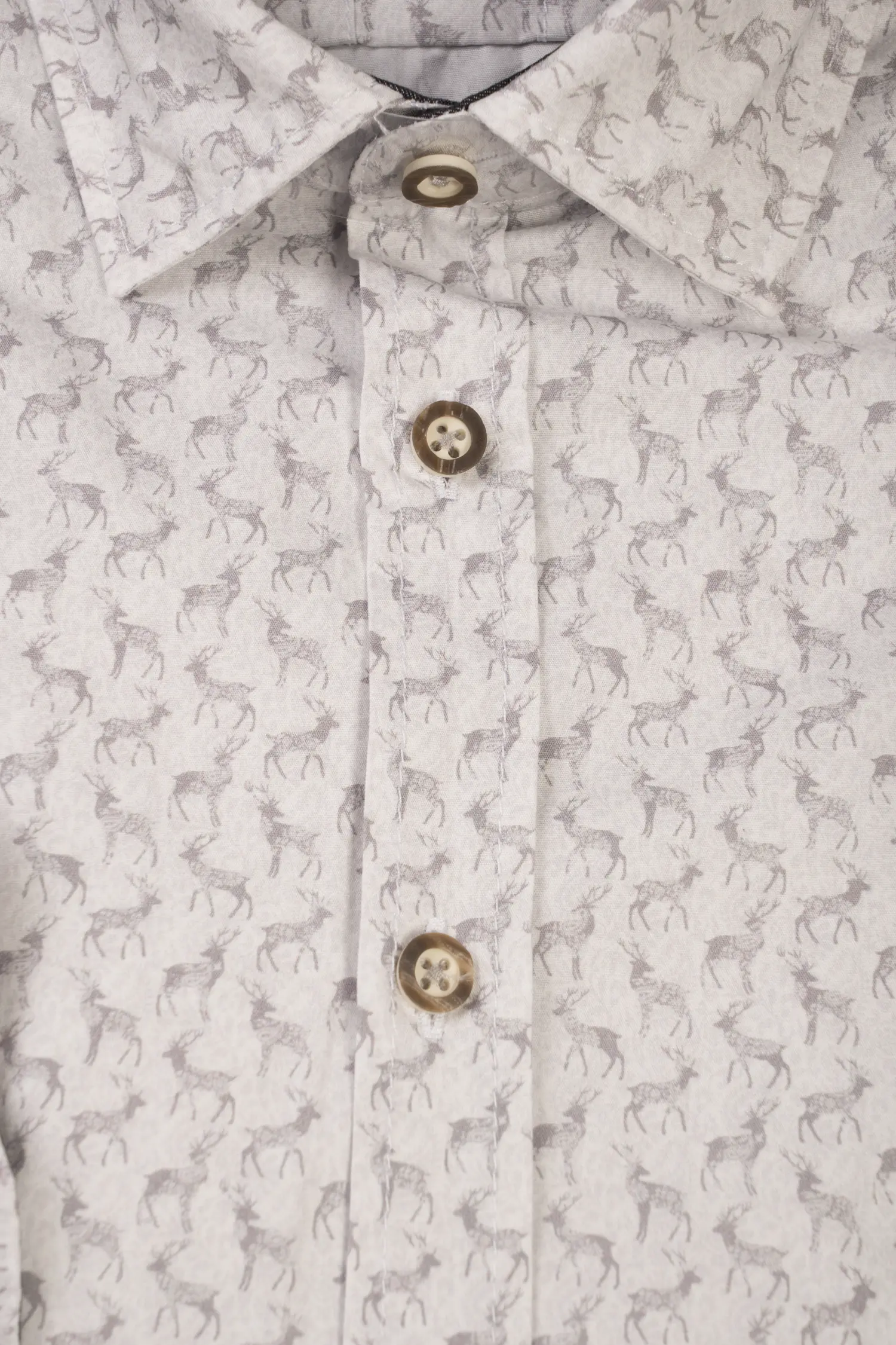 Flottes Trachtenhemd mit Hirschprint - Detail Knöpfe