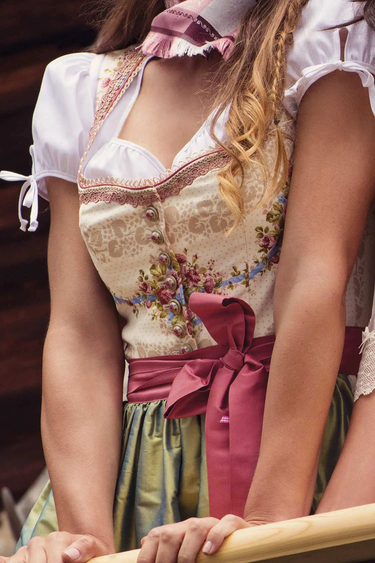 sportalm-dirndl-leonding-creme-apfelgruen-3099-0229-be5-19-02-Sportalm-d Sportalm Dirndl Nostalgie mit grüner Seidenschürze Model