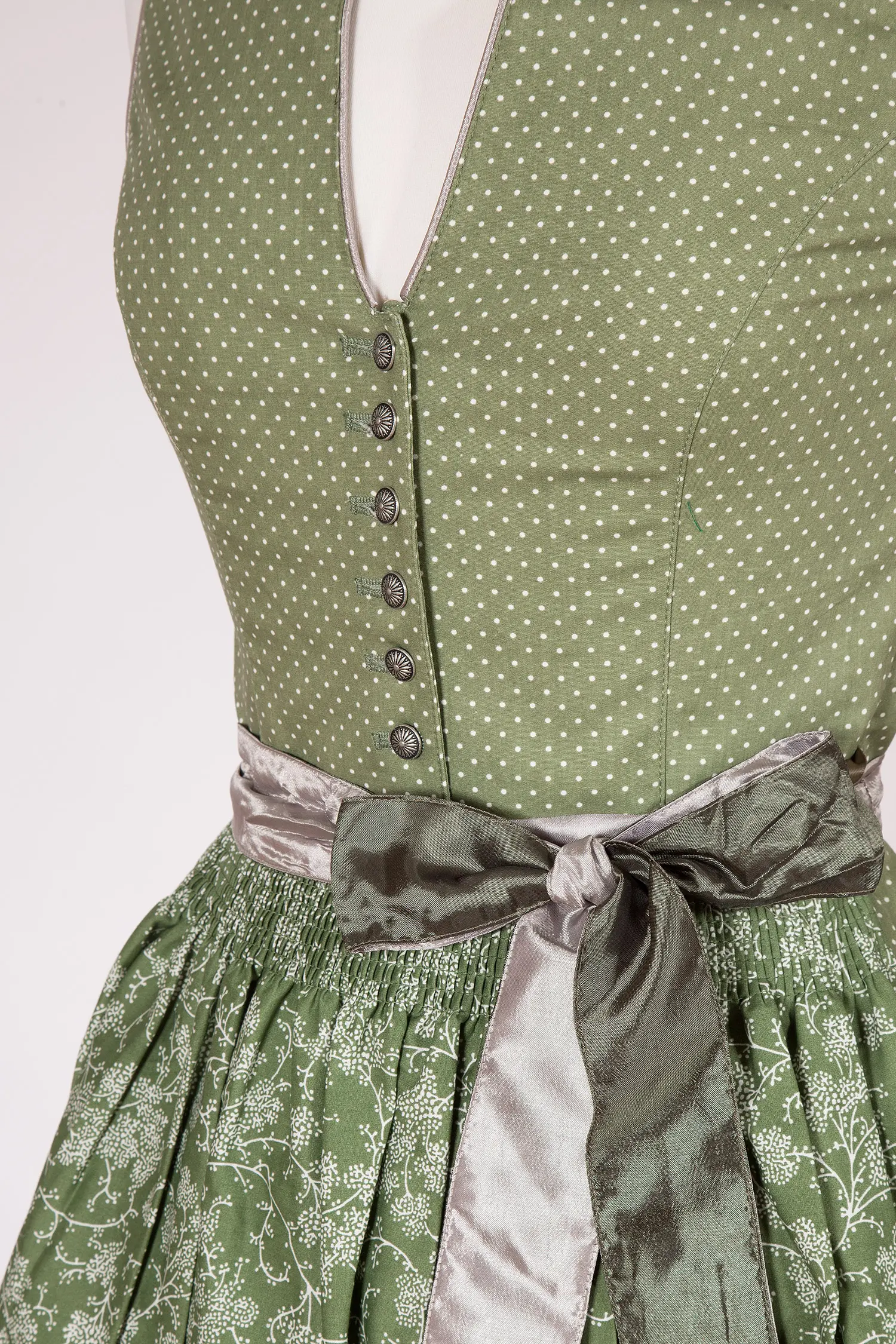 Midi Dirndl in blassgrün weiß gepunktet hochgeschlossen Mieder