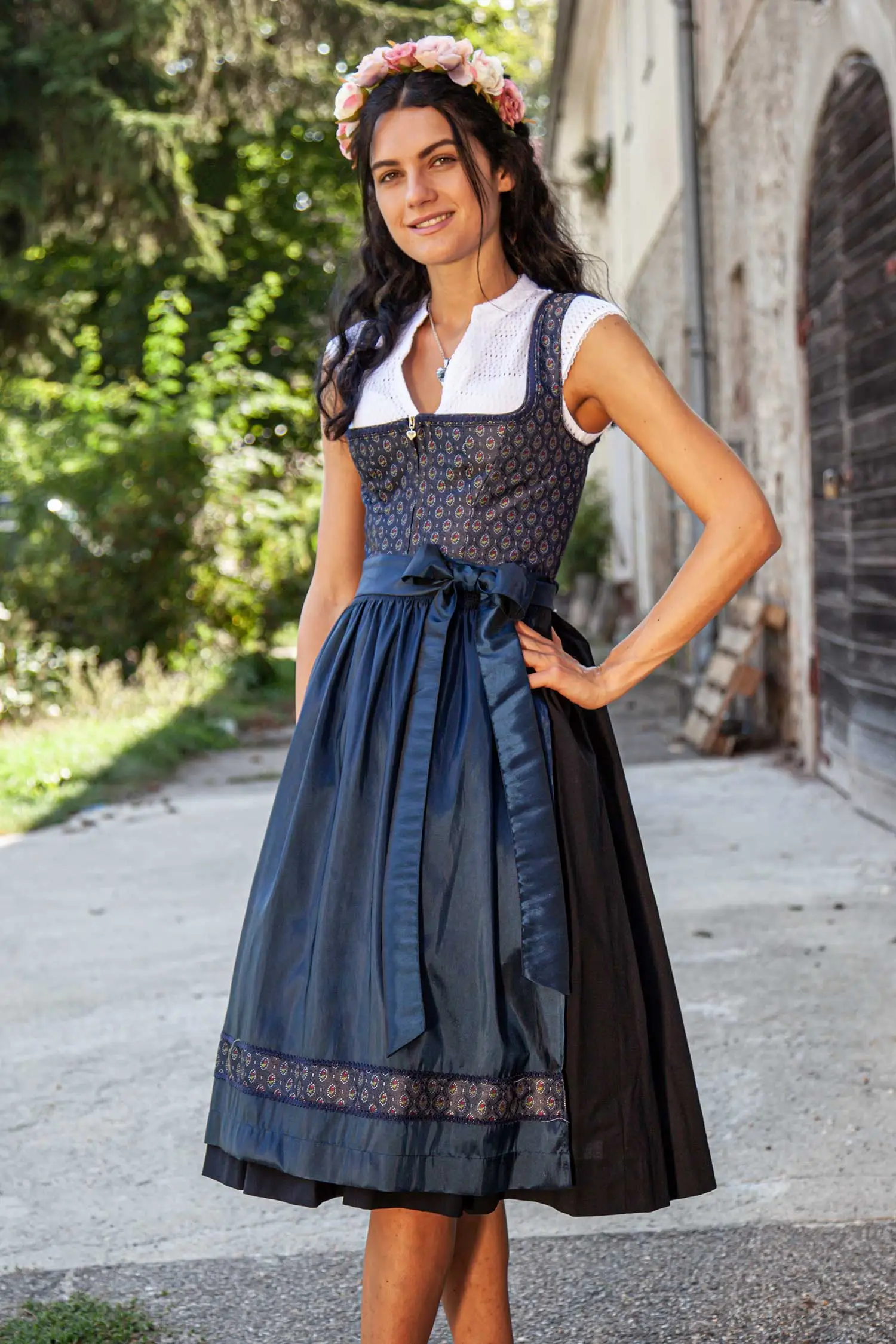 Midi Dirndl Laura in dunkelblau gemustert Model 2