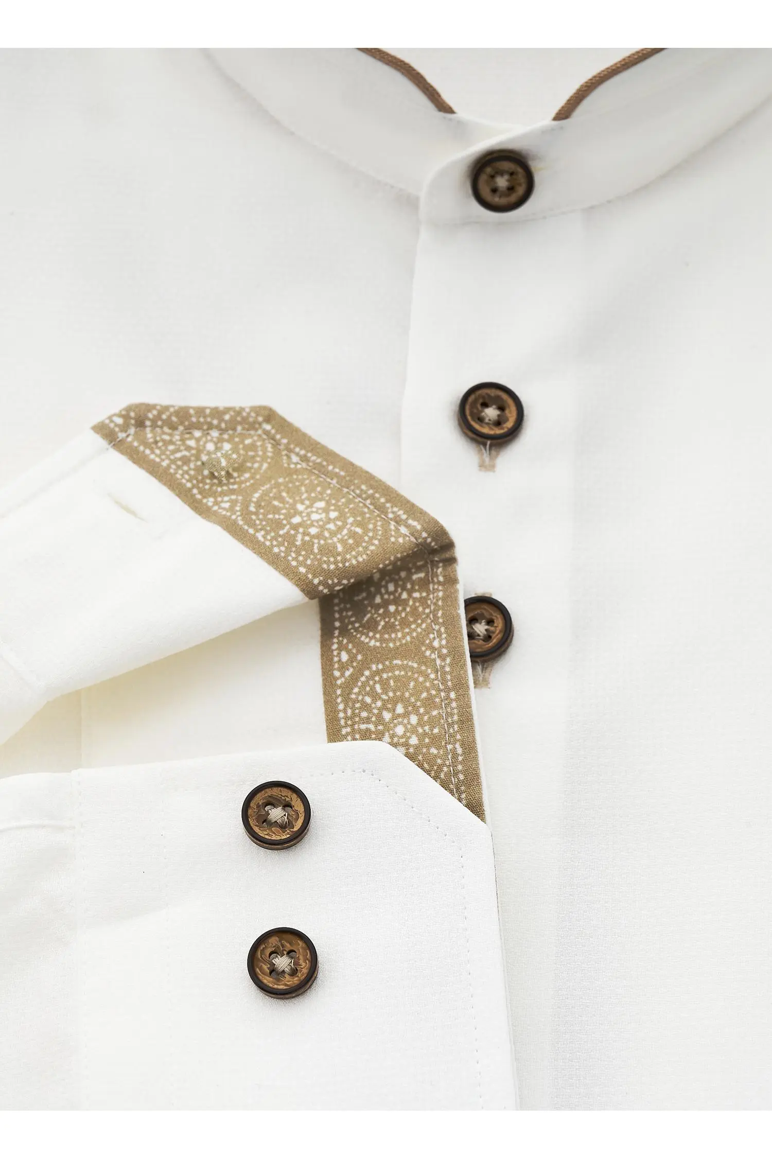 Weißes Johann Hemd mit Beigen Applikationen
