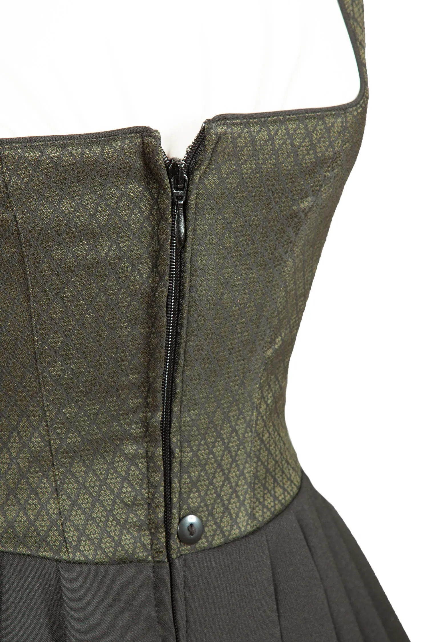 3092-0016-GN9-23-04g6148c Bequemes Dirndl in schwarz / oliv mit Schimmer-Mieder - Detail Mieder