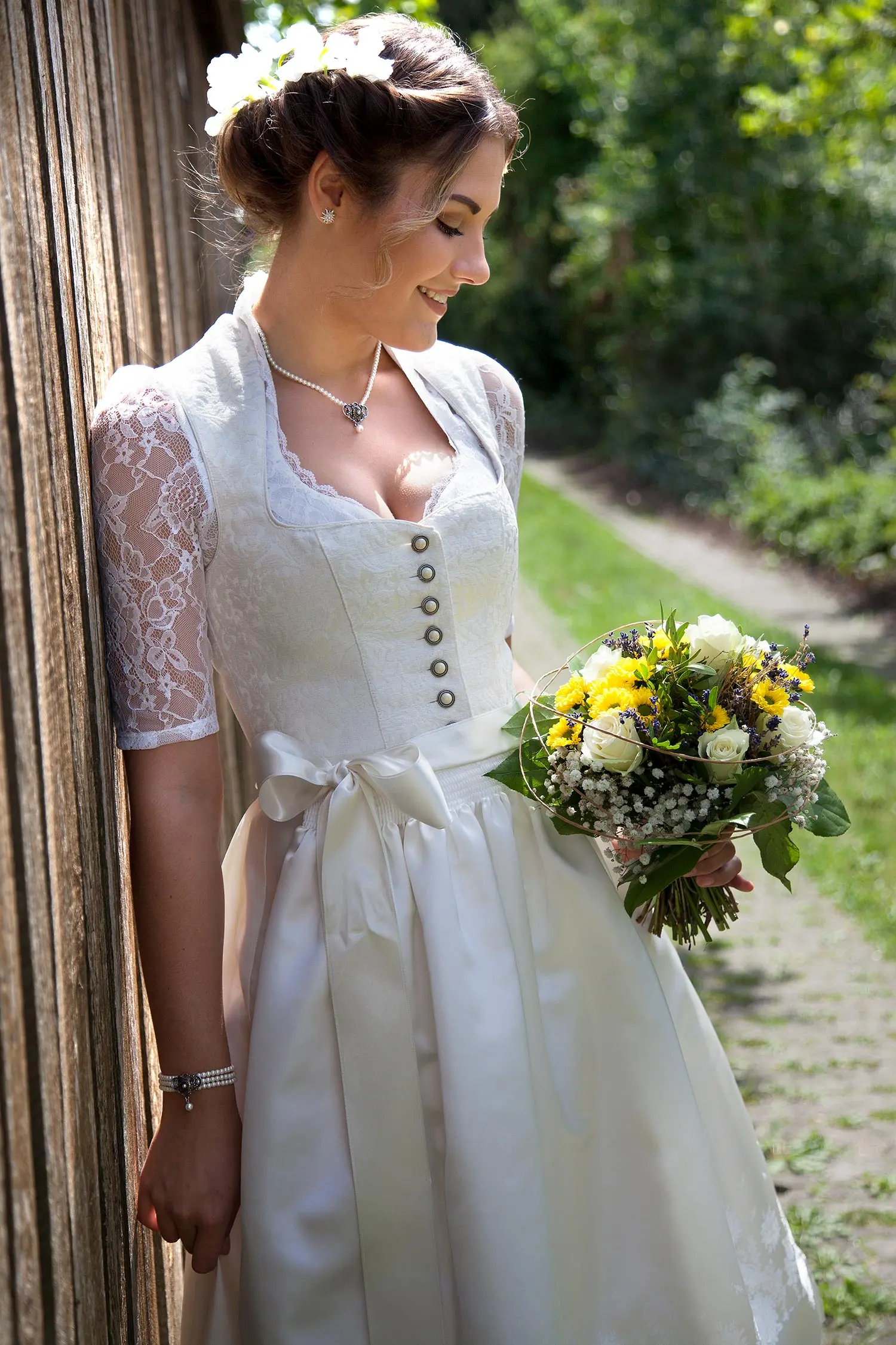 Brautdirndl in elfenbein mit Herzausschnitt Model