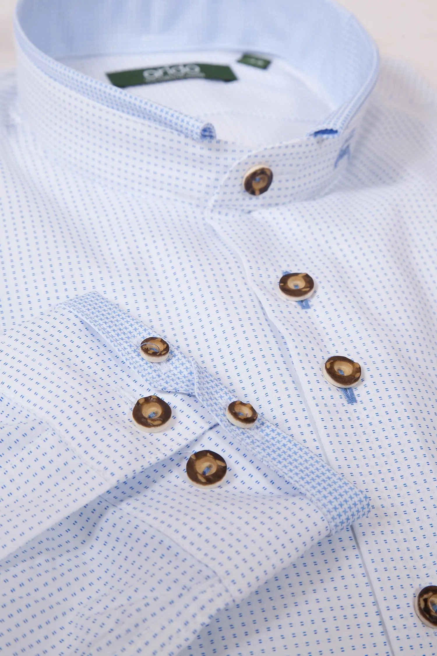 arido Trachtenhemd modern in weiß mit blauem Muster Detail