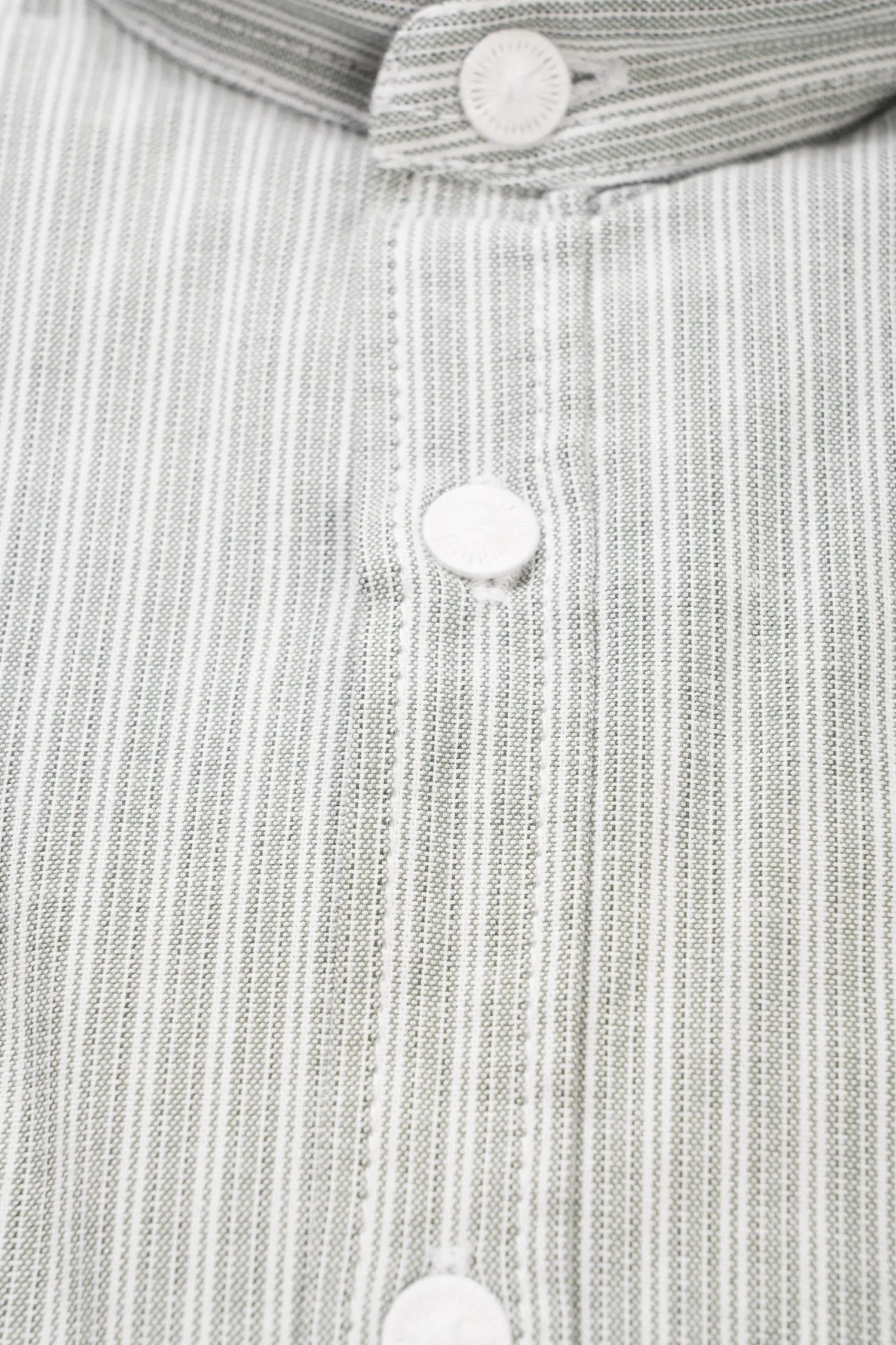 1529-0057-gn5-23-08-2402698 Fesches Trachtenhemd grün meliert - Detail Knöpfe