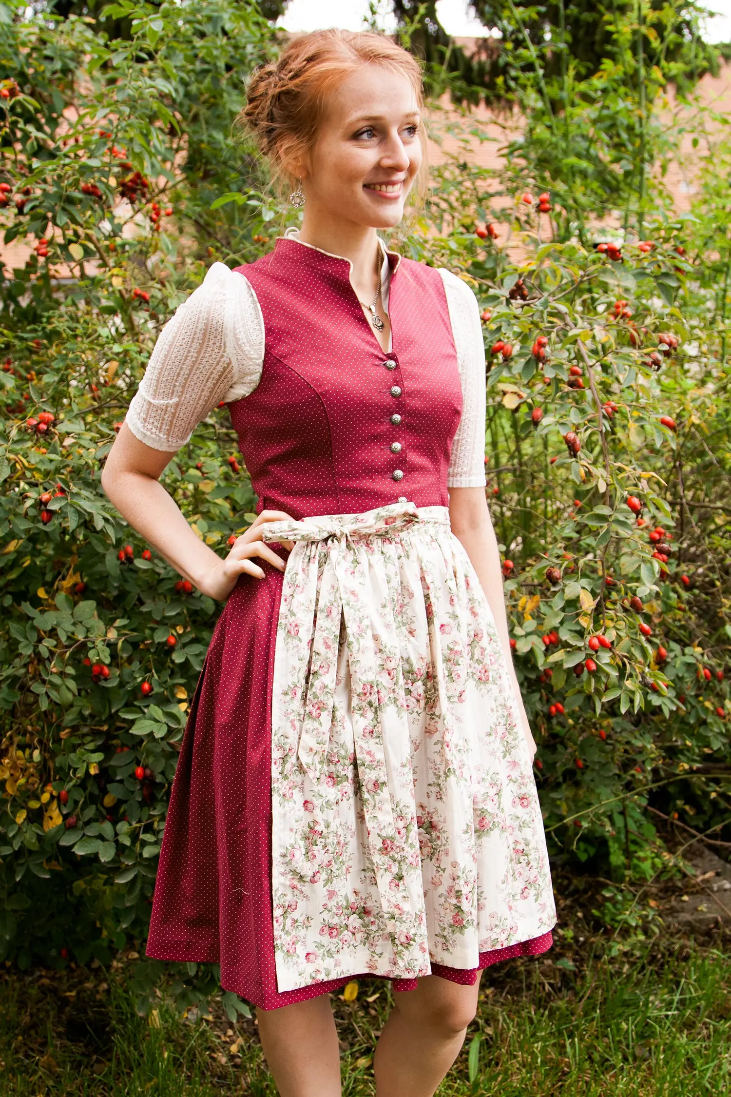 3081-0073-rt7-19-09c-9785-e Mini Dirndl Gerlinda in weinrot aus Baumwolle Model