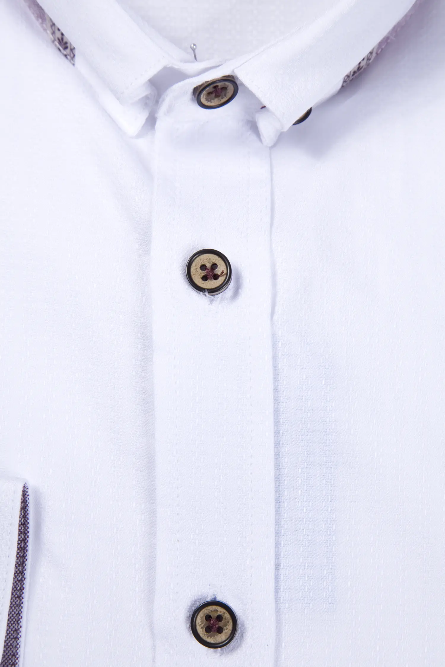 Oxford Trachtenhemd weiß / bordeaux - Detail Knöpfe