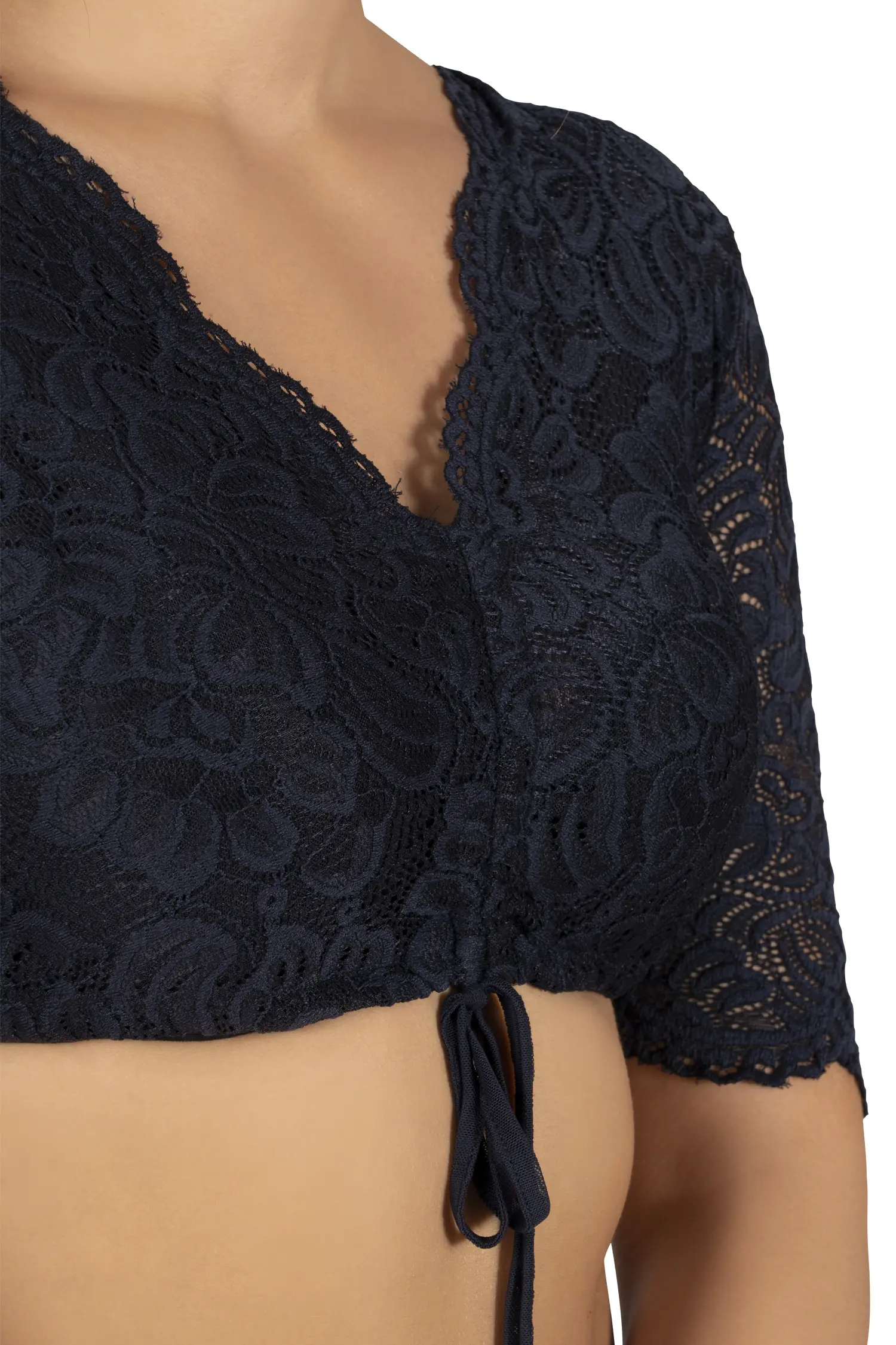 Dirndlbluse Ansbach dunkelblau mit halblangen Ärmeln - Detail Ausschnitt