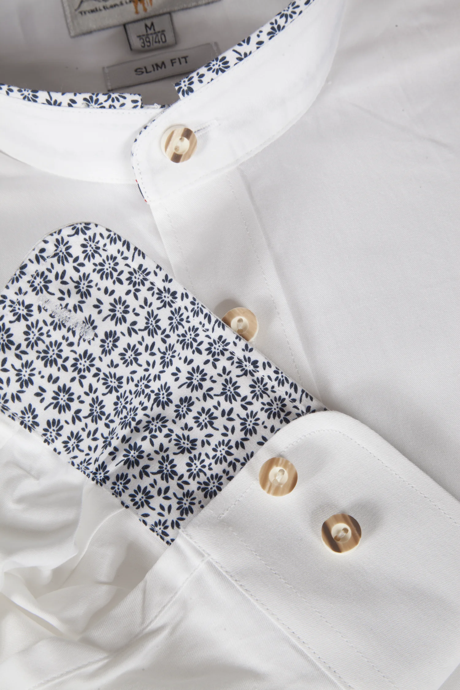 1505-0013-bl4-23-05-q9568 Weißes Trachtenhemd mit blauer Musterung - Detail Ärmel