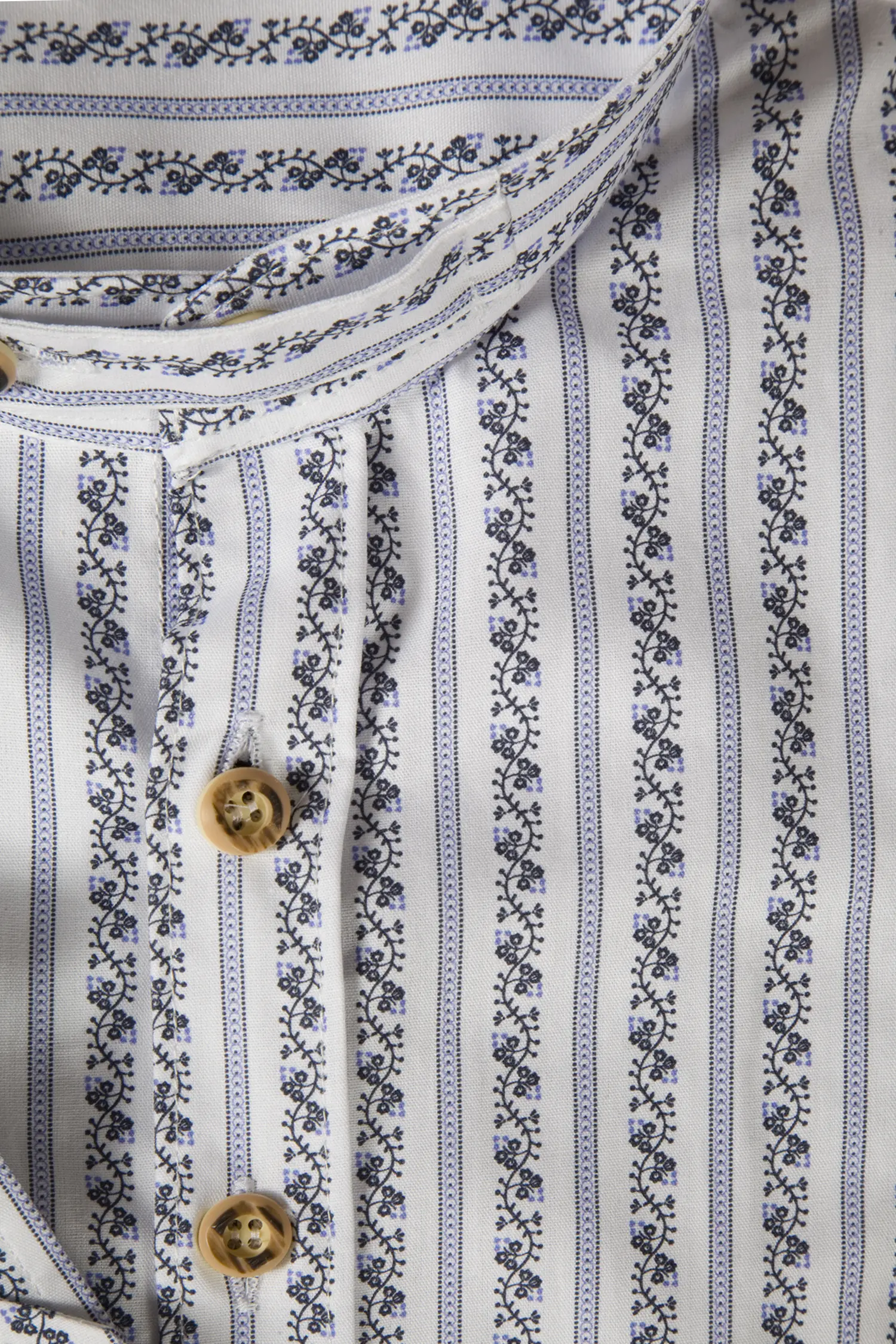 Trachtenhemd weiß/blau im zeitlosen Design - Detail Knöpfe