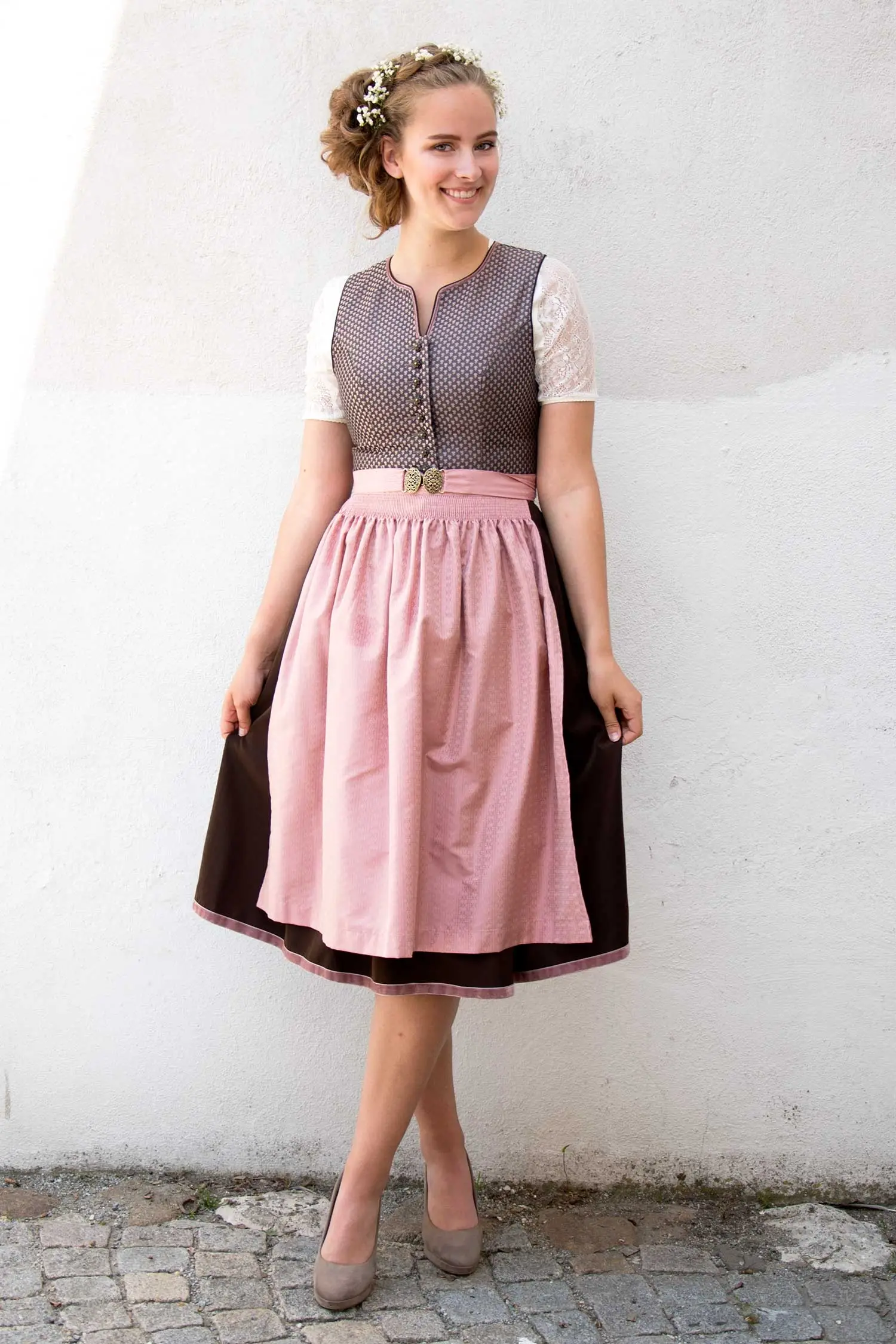 3097-1589-rt8-19-07a-4158-e Midi Dirndl in braun und altrosa hochgeschlossen Model