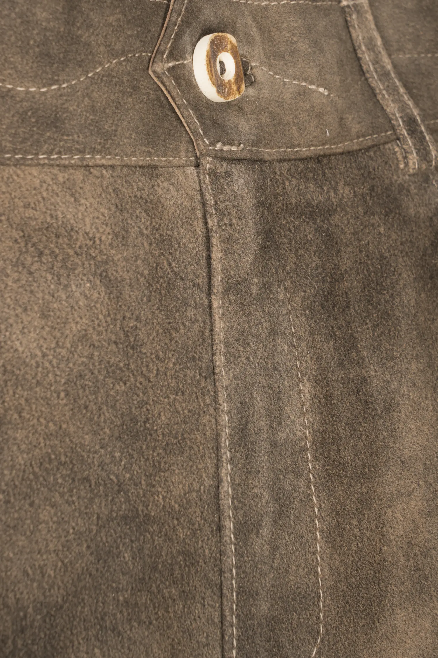Pio Lederhose in Sandfarben Detail Latz
