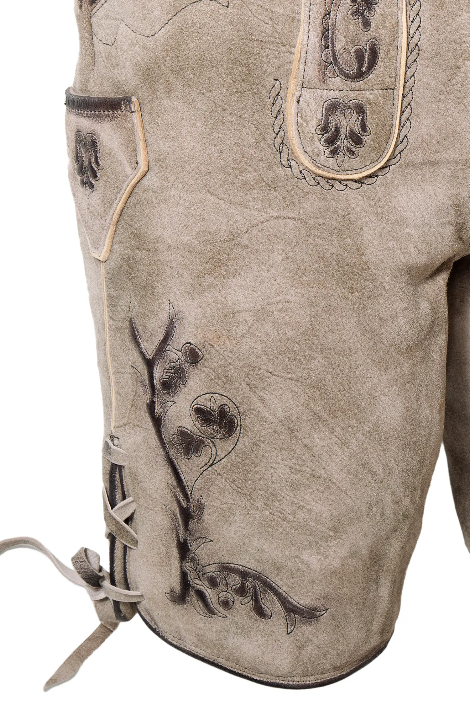 Kurze Lederhose in stein grau mit Gürtel und Bandln Bein