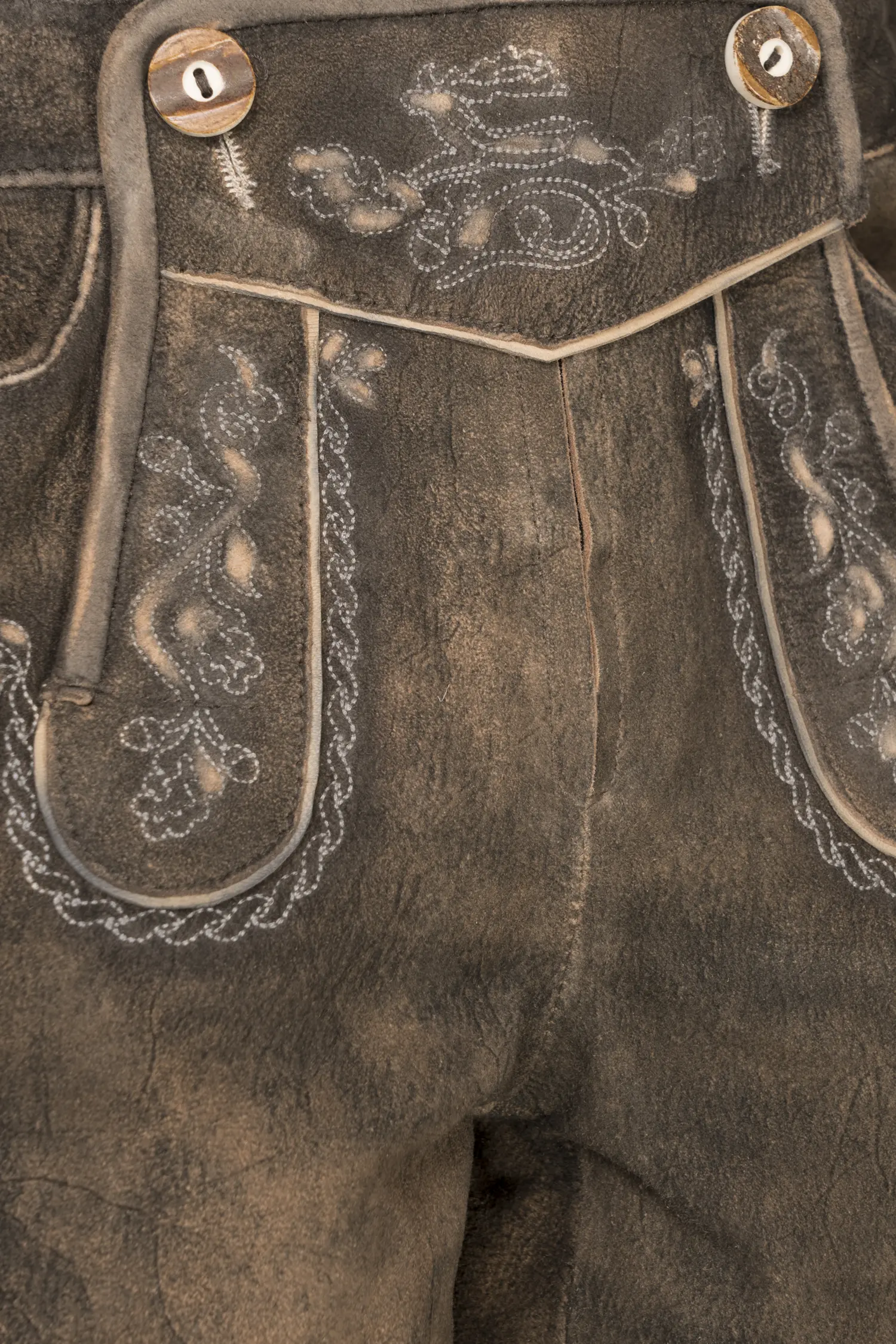 Lederhose Zellersee in Braun Detail Latz