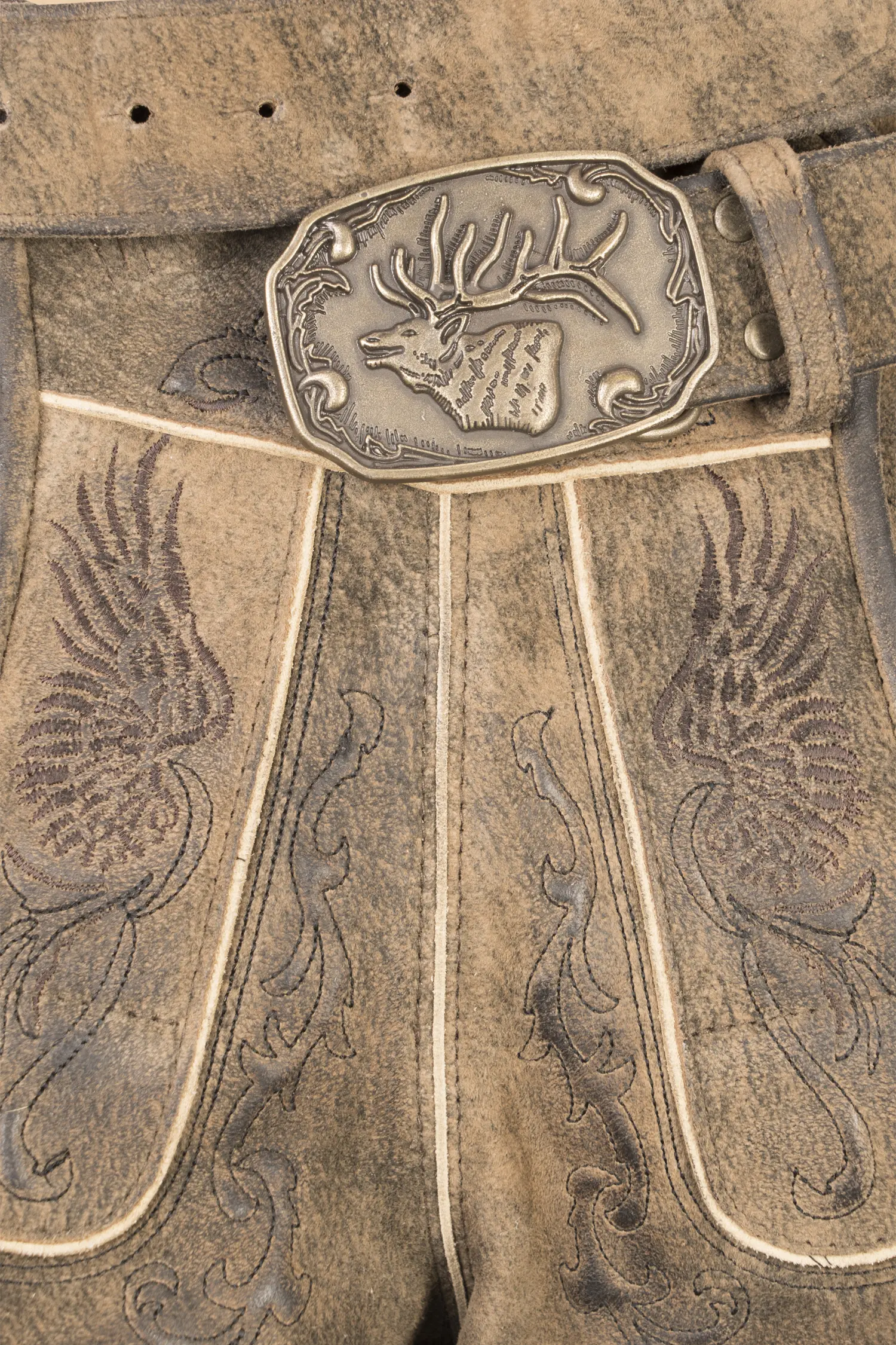 Lederhose Neno kurz in zeder mit Gürtel - Detail Latz