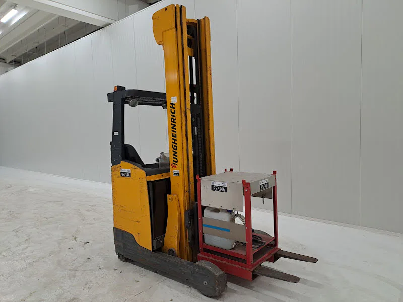 Jungheinrich ETV 216 2015 - Reach Truck image 2 thumbnail