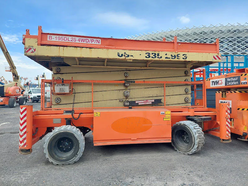 Holland Lift B-195DL25 4WD/P/N 2013 - Nacelle ciseaux image 1