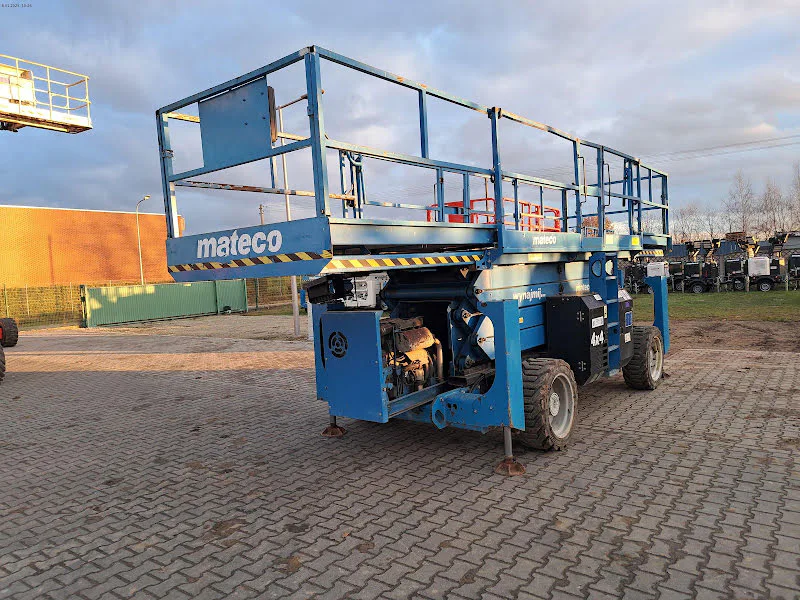 Genie GS-4390 RT 2016 - Scissor lift image 3 thumbnail
