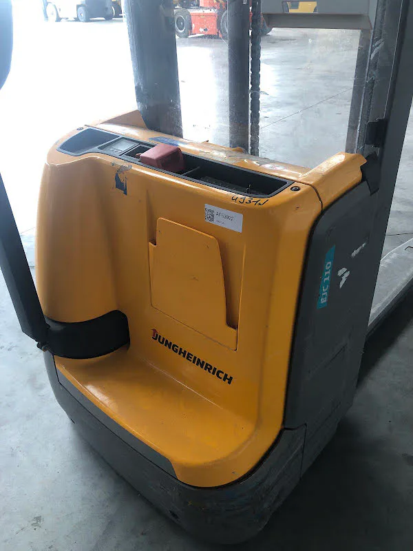 Jungheinrich EJC 110 2017 - Self-propelled stacker image 3 thumbnail