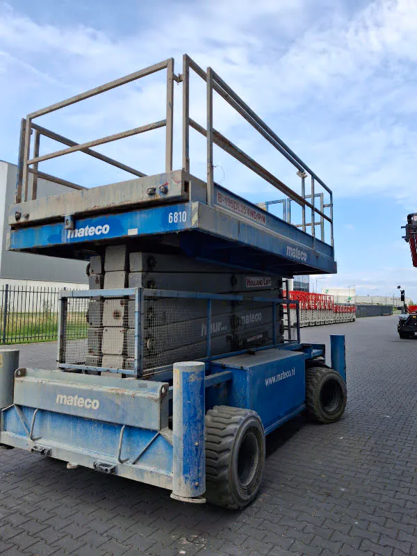 Holland Lift B-195DL25 4WD/P/N 2012 - Scissor lift image 2 thumbnail