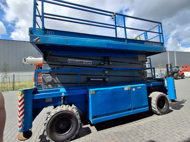 Holland Lift T-210DL25 4WD/P/N 2014 - Scissor lift image 2 thumbnail