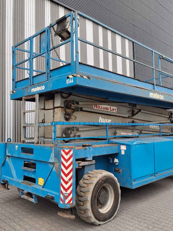 Holland Lift M-250DL27 4WD/P/N 2008 - Scissor lift image 3 thumbnail
