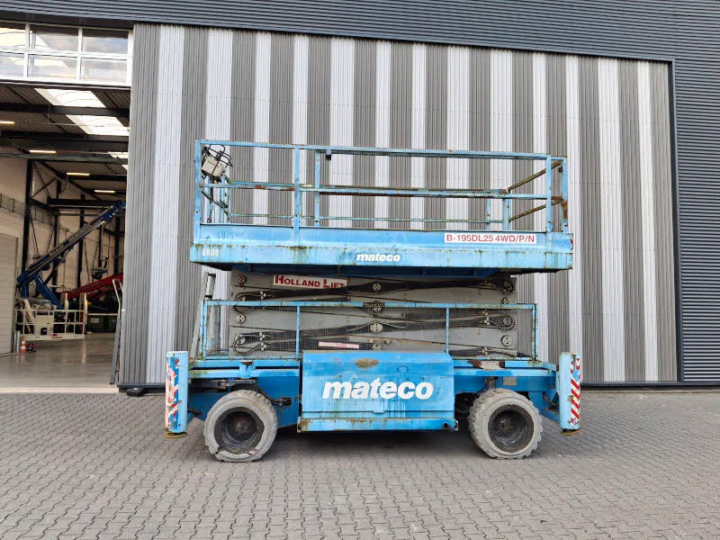 Holland Lift B-195DL25 4WD/P/N 2012 - Nacelle ciseaux image 1