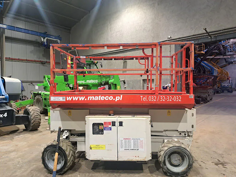 Genie GS-3369 DC 2015 - Scissor lift image 3 thumbnail