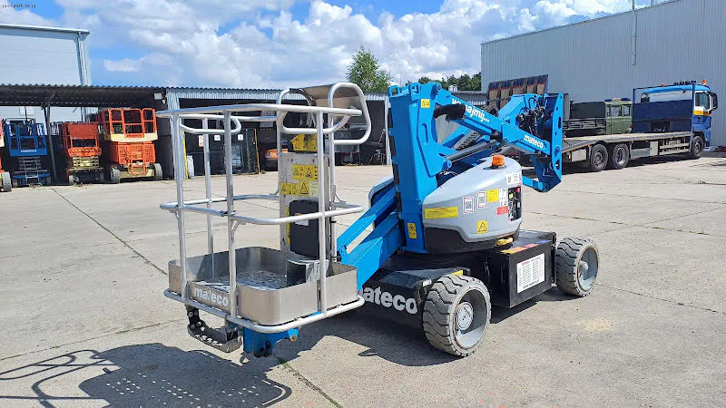 Genie Z-33/18 2015 - Articulated boom lift image 1